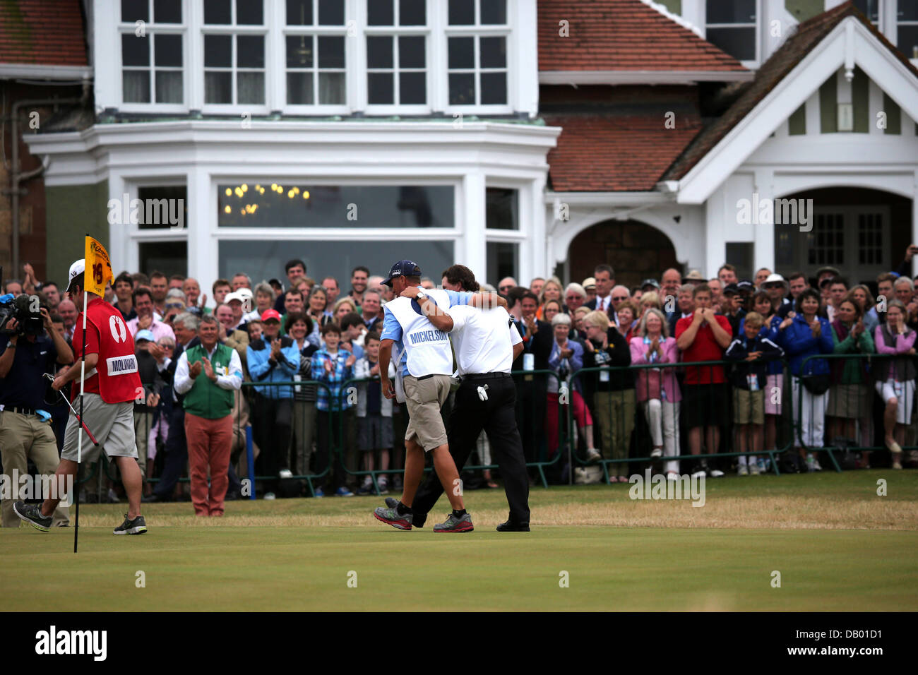 Gullane, East Lothian, Scozia. Xxi , 2013. Phil Mickelson (USA) Golf : Phil Mickelson degli Stati Uniti (R) abbraccia il suo caddie, Jim "Ossa" Mackay, dopo la sua birdie putt sul diciottesimo foro durante il round finale della 142th British Open Championship a Muirfield in Gullane, East Lothian, Scozia . Credito: Koji Aoki AFLO/sport/Alamy Live News Foto Stock