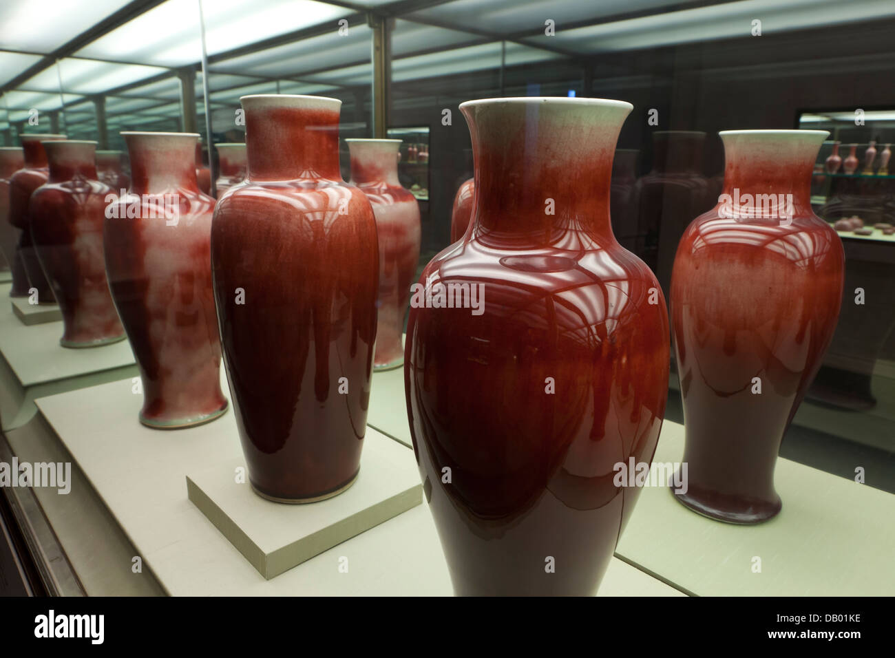 Oxblood streak-gres porcellanato vasi - Cina, della dinastia Qing, XVIII secolo Foto Stock