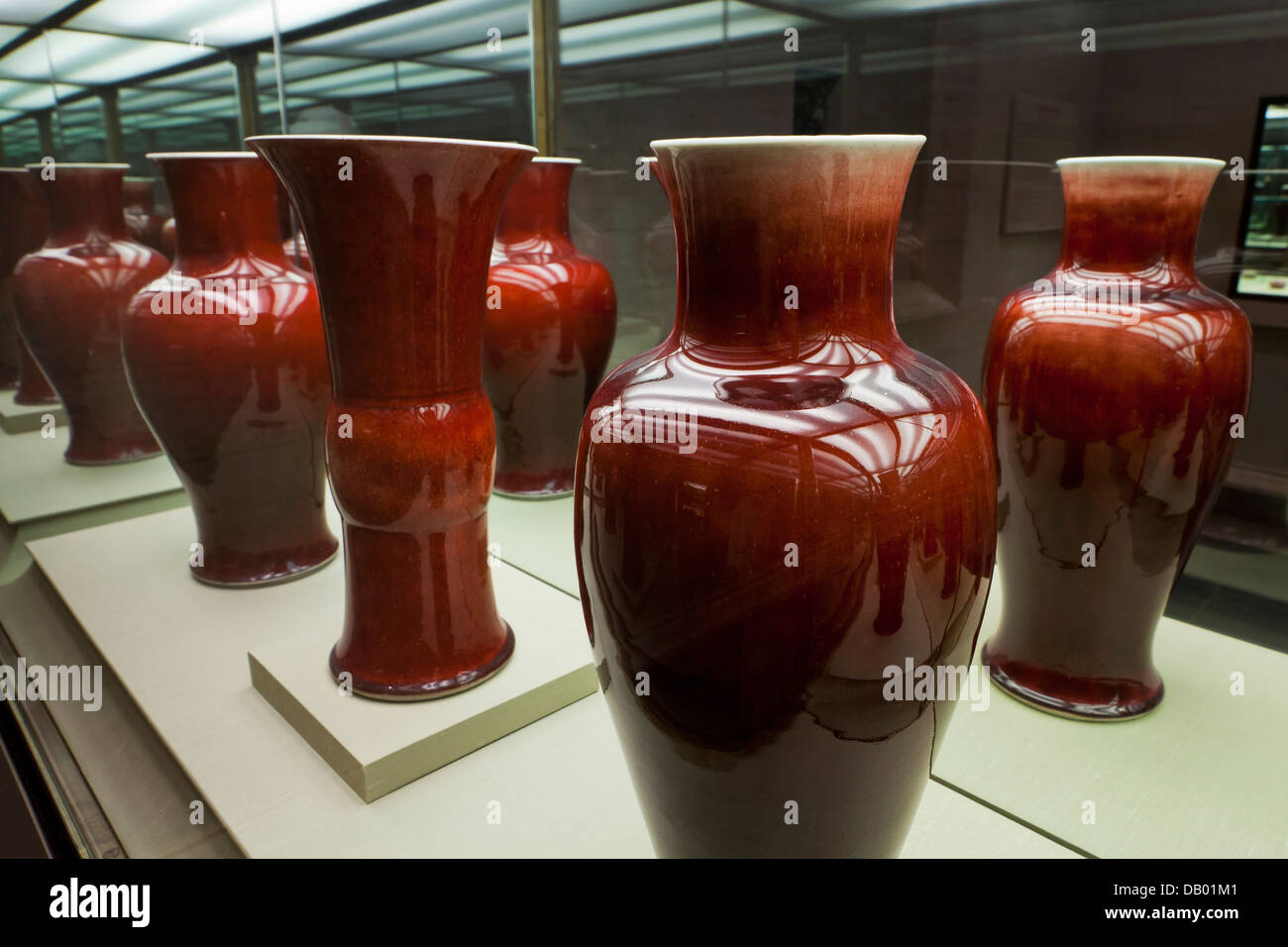 Oxblood streak-gres porcellanato vasi - Cina, della dinastia Qing, XVIII secolo Foto Stock