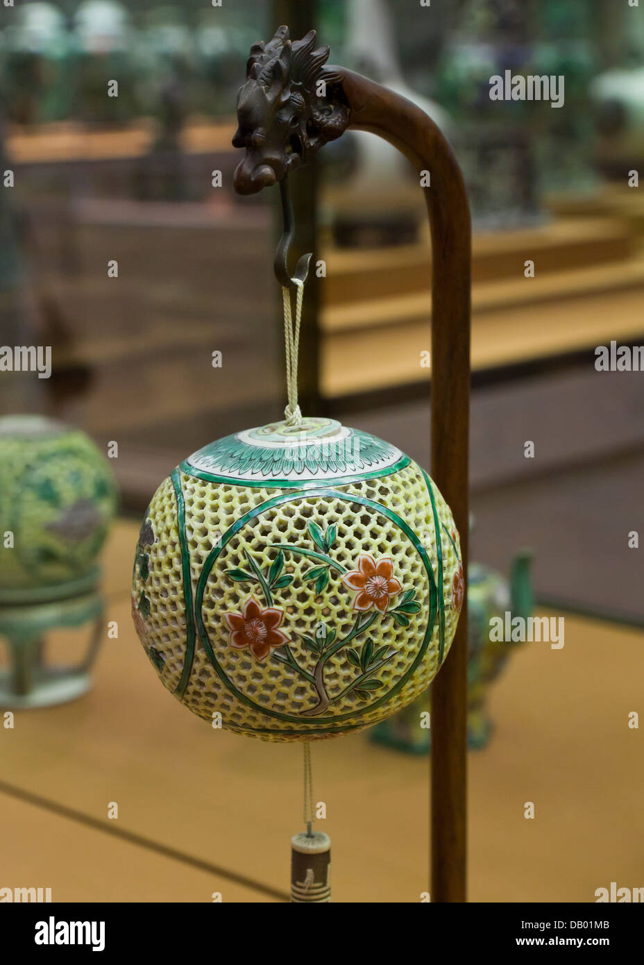 Profumo reticolato a sfere - Famille jaune smalti su porcellana biscuit - Cina, Kangxi regnare, 1662 Foto Stock