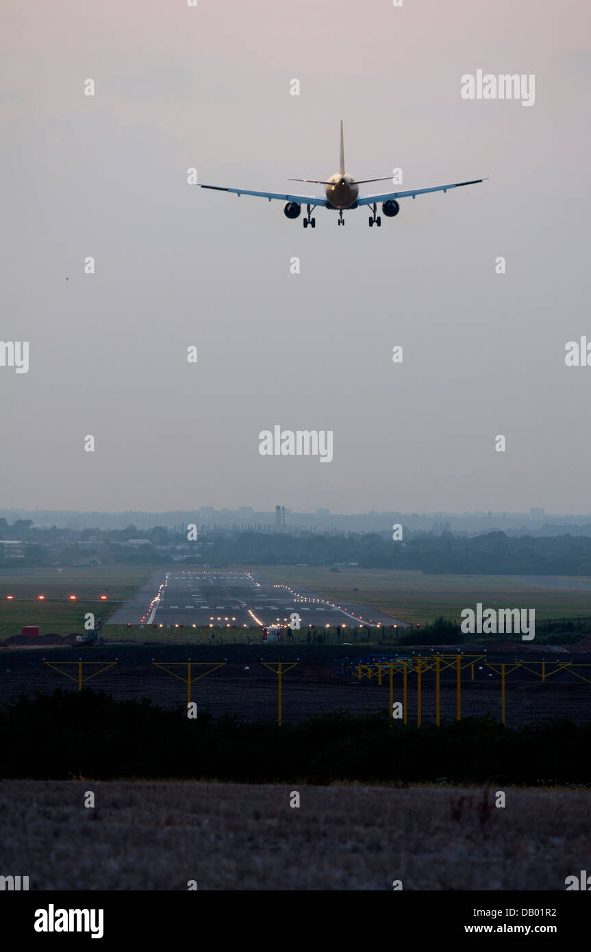 La Monarch Airlines Airbus A320 l'atterraggio all'Aeroporto di Birmingham, UK (G-ZBAH) Foto Stock