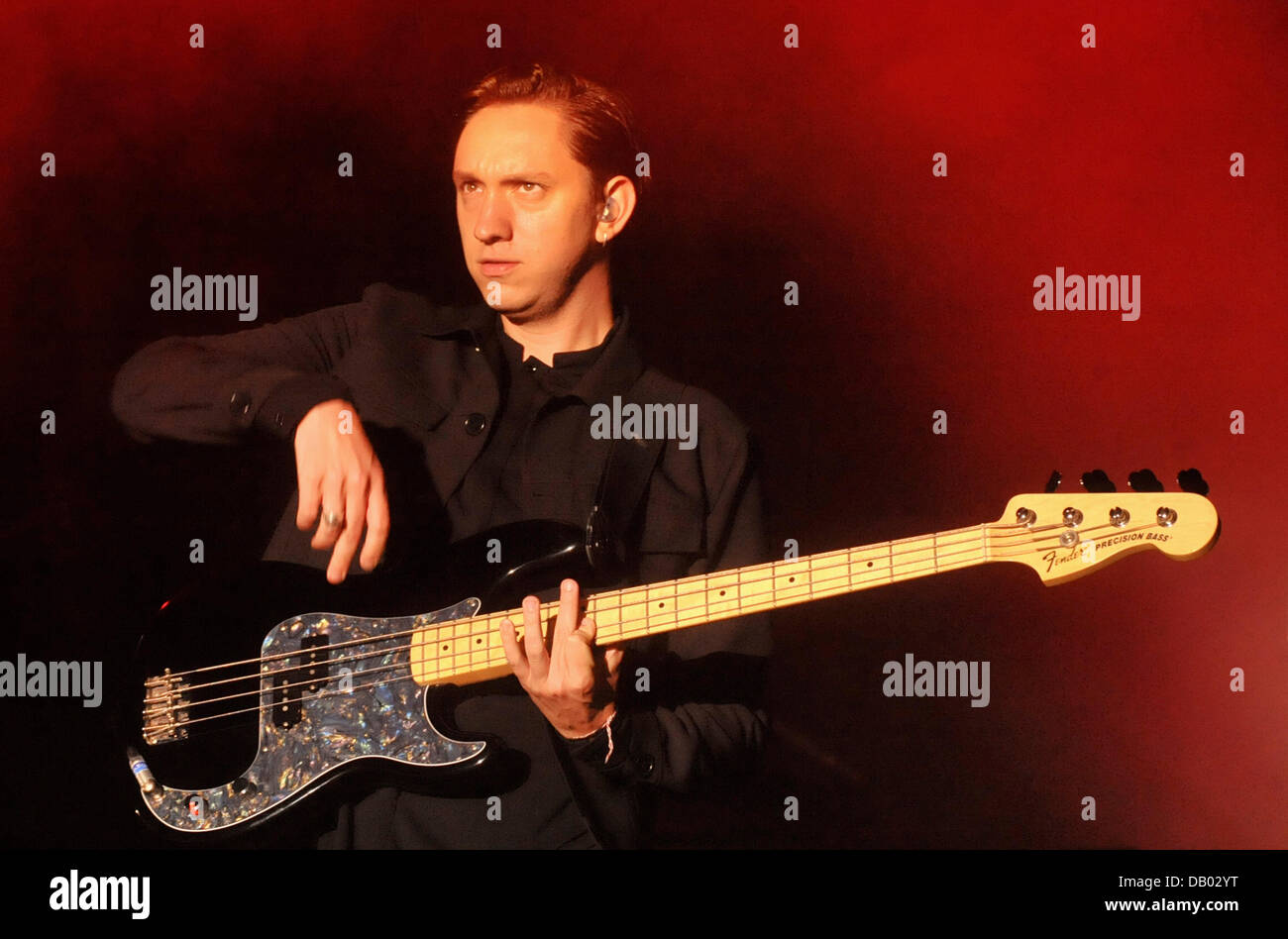 Il bassista del gruppo britannico XX Oliver Sim esegue durante il festival internazionale della musica di colori di Ostrava Luglio 21, 2013 a Ostrava, Repubblica Ceca. (CTK foto/Jaroslav Ozana) Foto Stock