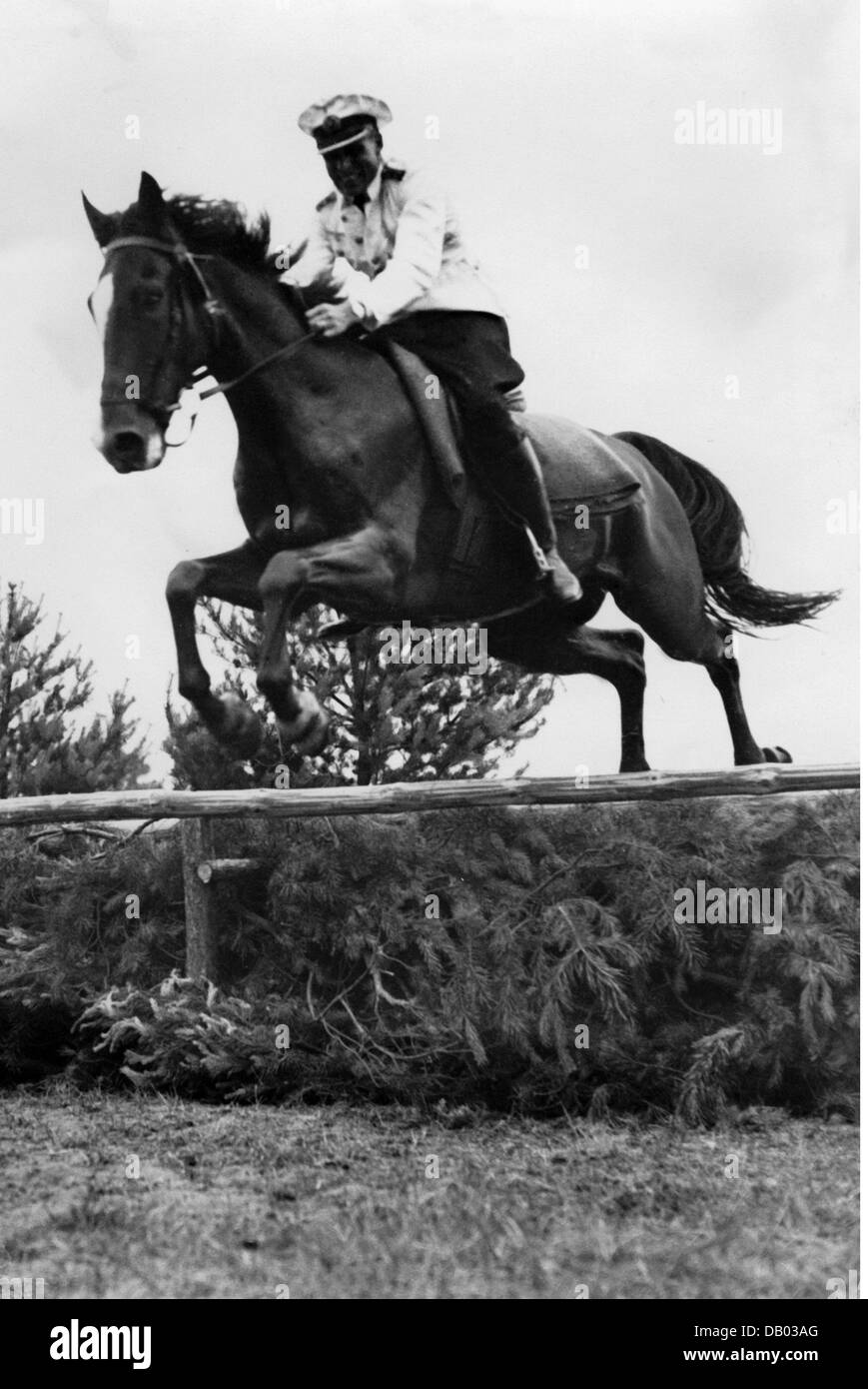 sport, pentathlon moderno, campionato tedesco dell'esercito a Wuensdorf, primo tenente Schimanski che prende un ostacolo, circa 1937, diritti aggiuntivi-clearences-non disponibile Foto Stock