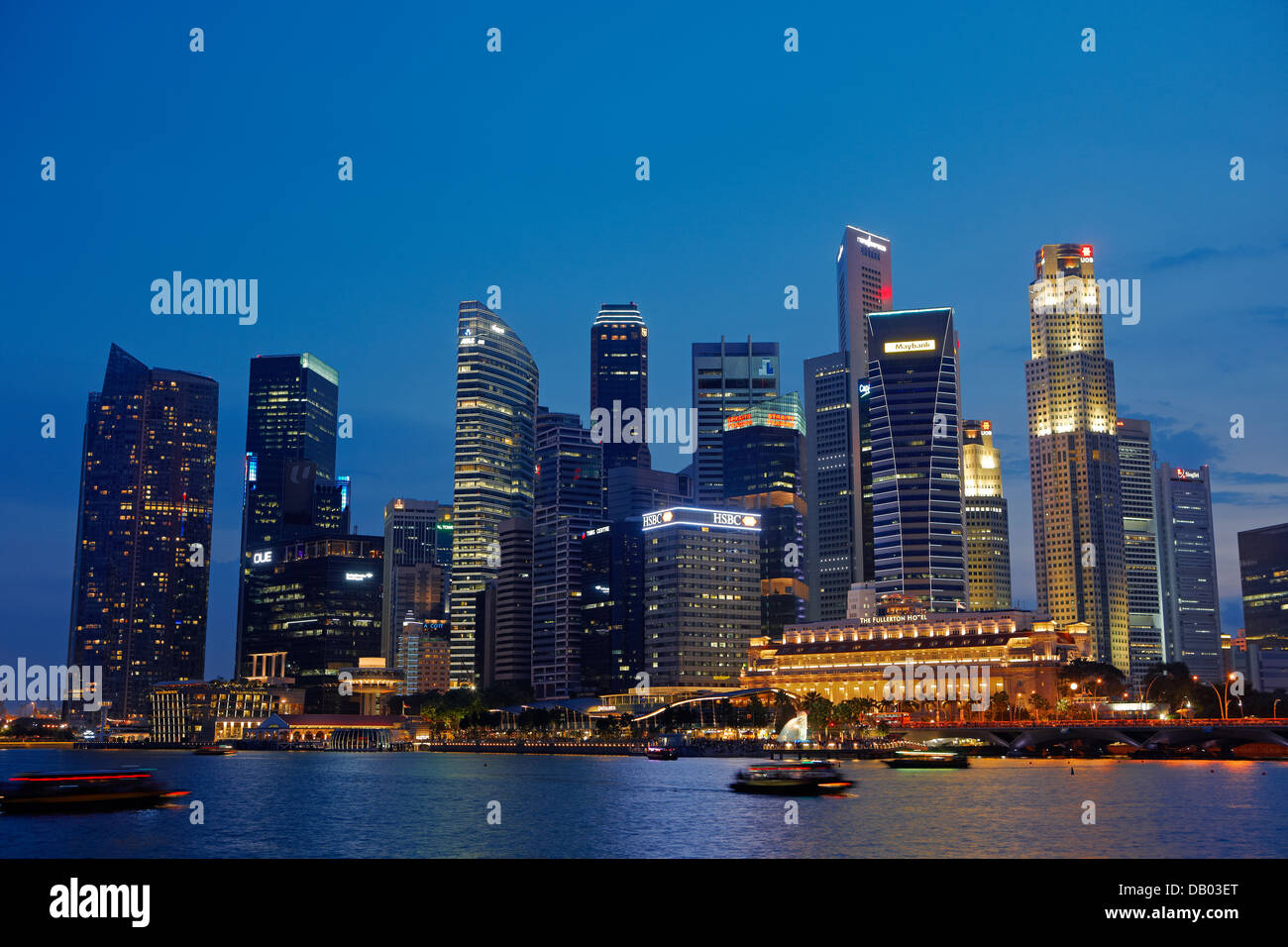 Lo skyline di Singapore di notte. Foto Stock