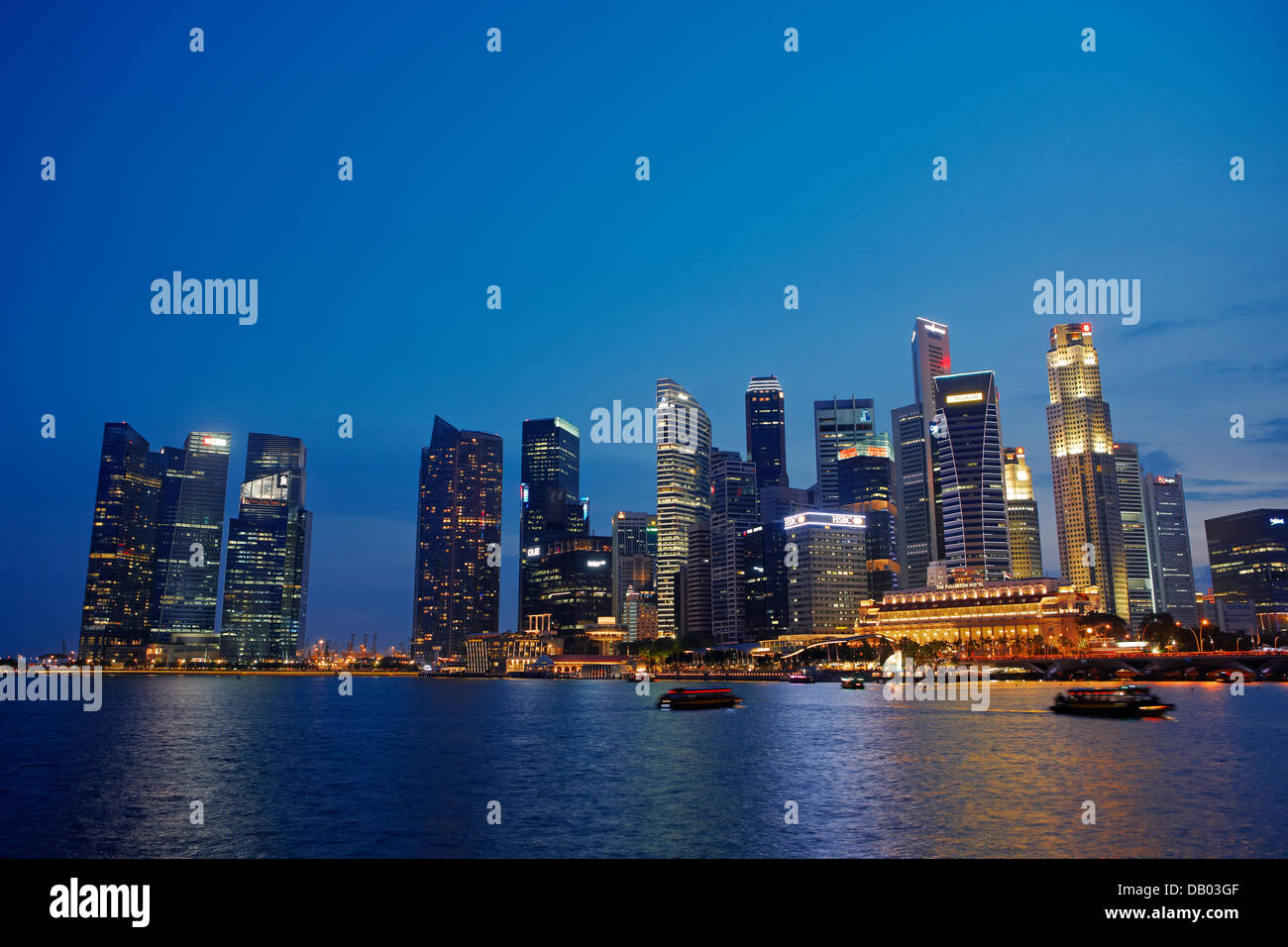 Lo skyline di Singapore di notte. Foto Stock