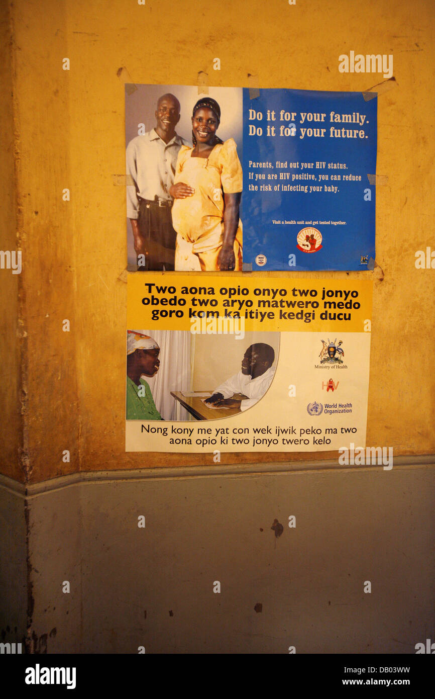 Due poster presso un ospedale di ricordare le persone di importanza dei test per l'Aids, Gulu, in Uganda, 13 maggio 2007. Organizzazione di aiuti World Vision ha invitato un gruppo di giornalisti di dare loro una comprensione nel loro progetti di aiuto. Foto: Frank può Foto Stock