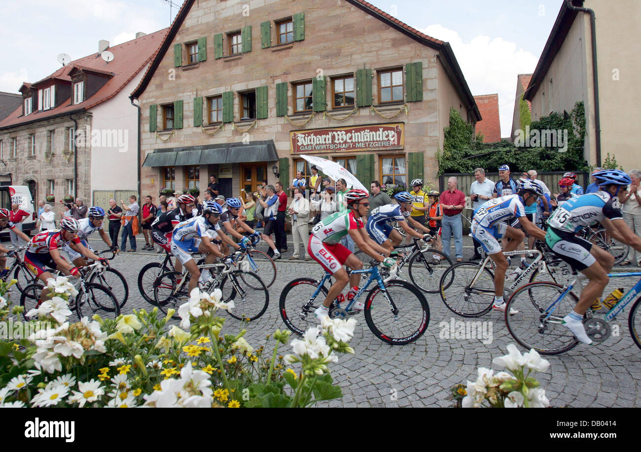 I professionisti della bicicletta mostrata in azione durante la quinta e ultima tappa del Tour internazionale di Baviera su 160,7km tra Rothenburg ob der Tauber e Fuerth in Cadolzburg, Germania, il 3 giugno 2007. Foto: Guy de Vuyst Foto Stock