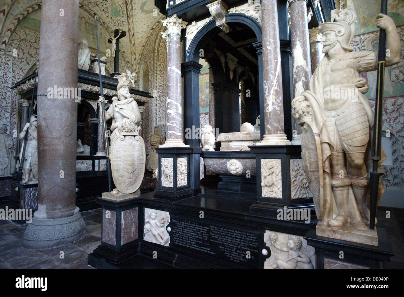 La foto mostra una tomba dentro la Cattedrale di Roskilde, Danimarca, il 23 maggio 2007. La cattedrale è stata dichiarata Patrimonio Culturale dell'Unesco nel 1995. Costruzione iniziata in stile romanico nel 1170 ed è stato continuato in stile gotico da 1200 in poi. 20 re danese e 17 Queens sono tumulate nella cattedrale. Foto: Maurizio Gambarini Foto Stock