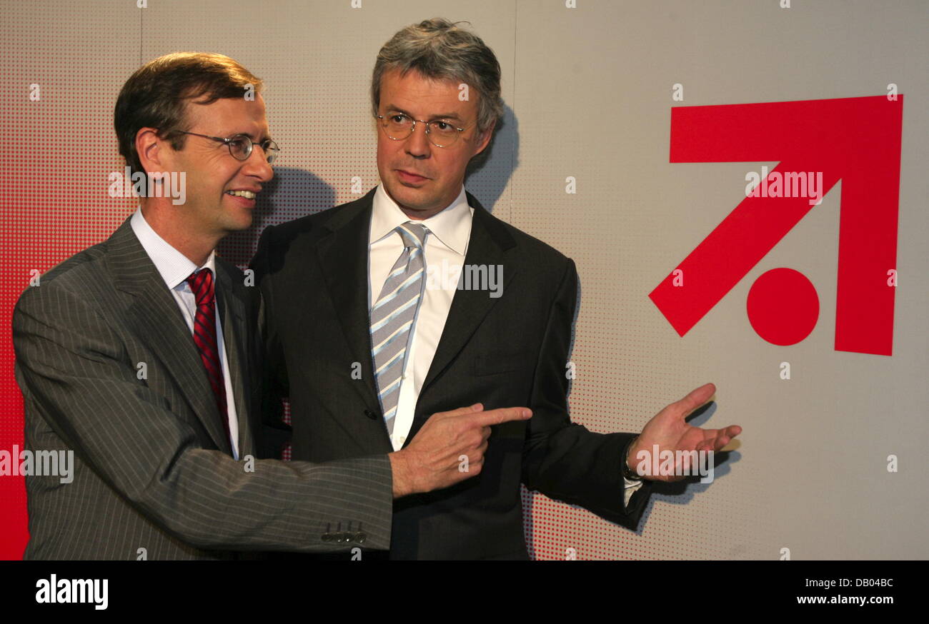 Ceo di ProSiebenSat.1, Guillaume de Posch (L) e SBS Broadcasting, Patrick Tillieux, punto di ProSiebenSat.1 logo aziendale a Monaco di Baviera, Germania, il 27 giugno 2007. ProSiebenSat.1 assumerà SBS Broadcasting, un gruppo europeo di stazioni TV, per diventare in Europa la seconda più grande società di radiodiffusione di seguito il gruppo RTL. La concentrazione dovrà essere completato all'inizio di luglio 2007. Il c Foto Stock