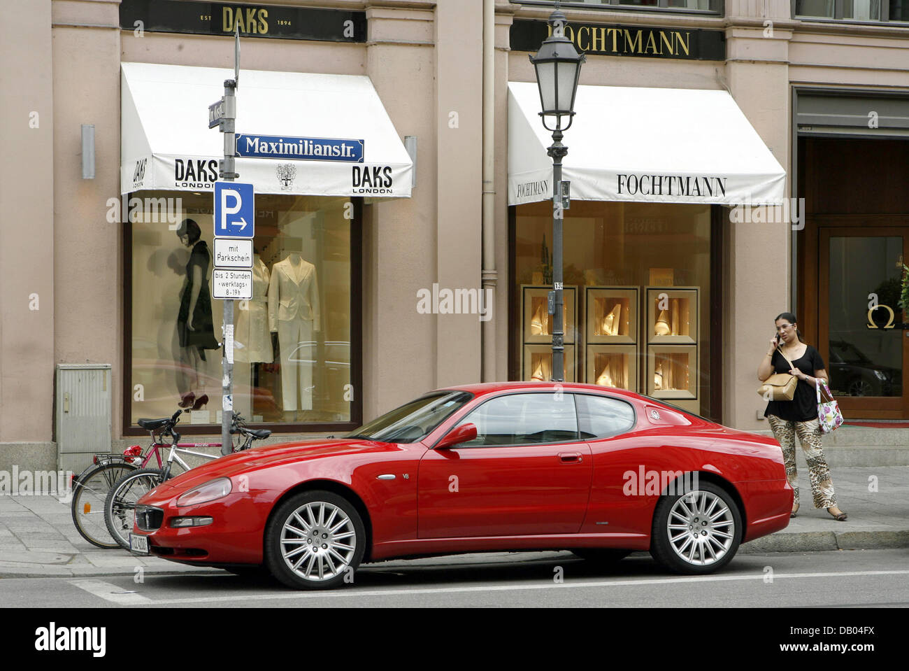 Un rosso Maserati è parcheggiato a Maximilianstrasse a Monaco di Baviera, Germania, 11 giugno 2007. Maximilianstrasse è il più lussuoso, la strada dello shopping di Monaco di Baviera. Foto: Andreas Gebert Foto Stock