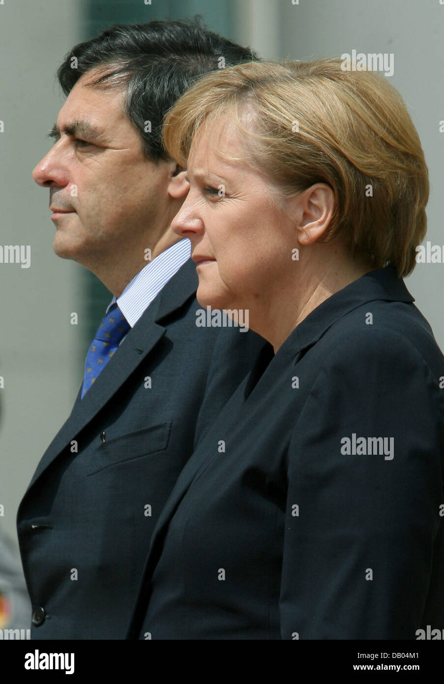 Il cancelliere tedesco Angela Merkel (R) accoglie con favore il primo ministro francese Francois Fillon con gli onori militari a Berlino (Germania), 28 giugno 2007. Argomenti del meeting sono le relazioni bilaterali tra la Francia e la Germania, questioni europee e internazionali. Foto: Tim Brakemeier Foto Stock