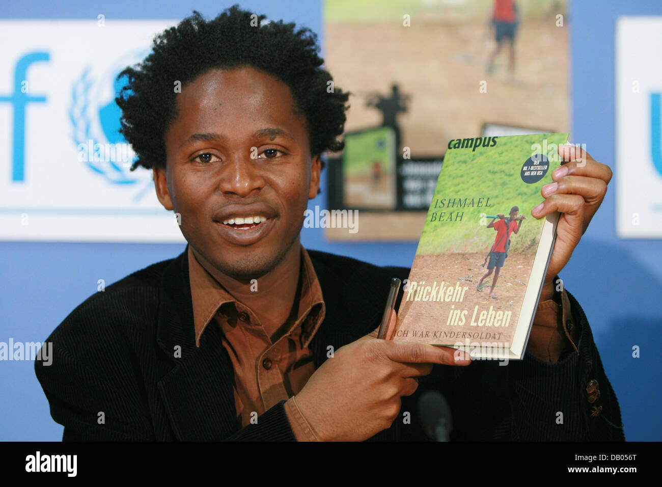 Ex bambini soldato Ishmael Beah dalla Sierra Leone presenta il suo libro "  un modo lungo andato: Memorie di un bambino soldato' ('Rueckkehr ins Leben.  Ich war Kindersoldat') nel corso di una