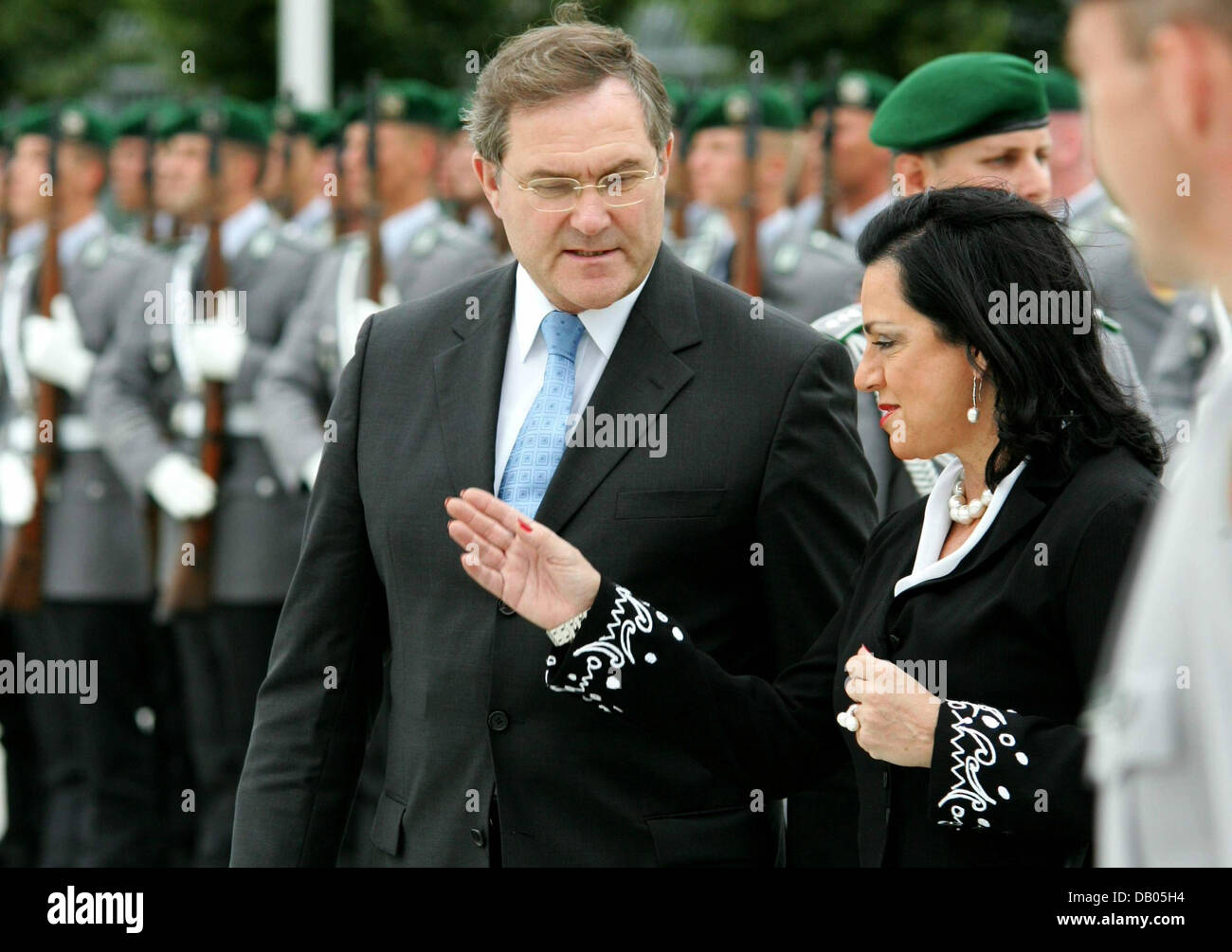 Il tedesco il Ministro della difesa Franz Josef Jung riceve il suo omologo argentino Nilda Celia Garre con gli onori militari a Berlino (Germania), 2 luglio 2007. Foto: Gero Breloer Foto Stock