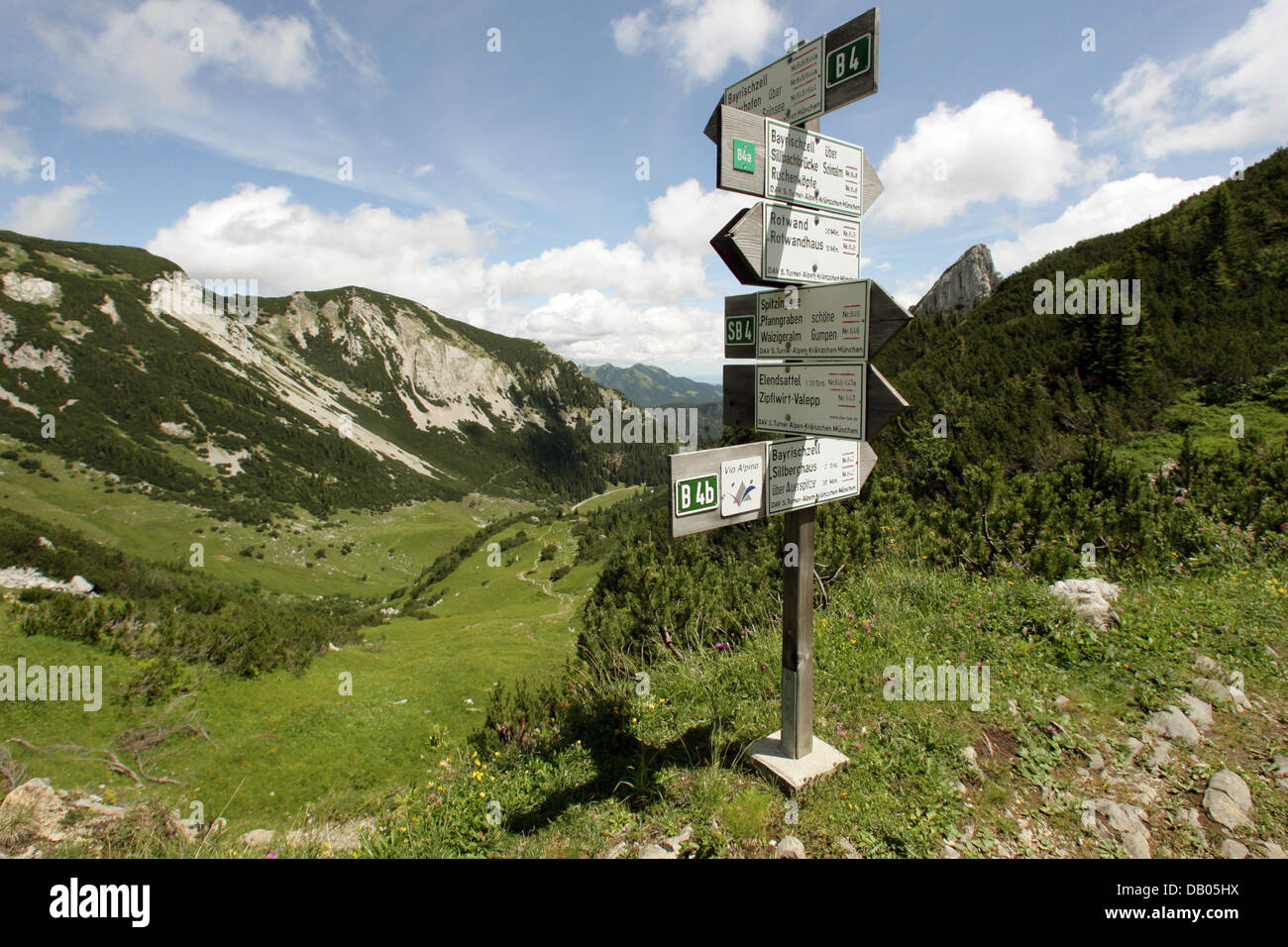 Un guidepost raffigurato a 1.700 metri sopra il livello del mare in la bavarese colline ai piedi delle Alpi vicino al lago Spitzing, Germania, 26 giugno 2007. Foto: Peter Kneffel Foto Stock