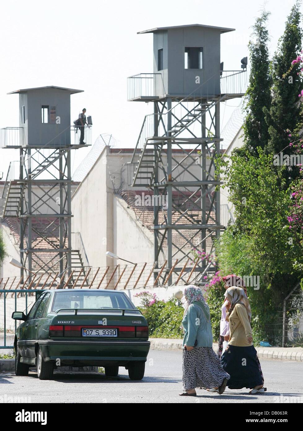 Le donne passano la prigione di Antalya, Turchia, 05 luglio 2007. Il tedesco 17-anno-vecchio allievo Marco W. remands in custodia cautelare per presunto abuso di 13-anno-vecchio Briton ragazza sessualmente. Marco W. apparirà prima che un tribunale turco il 06 luglio. Foto: Gero Breloer Foto Stock