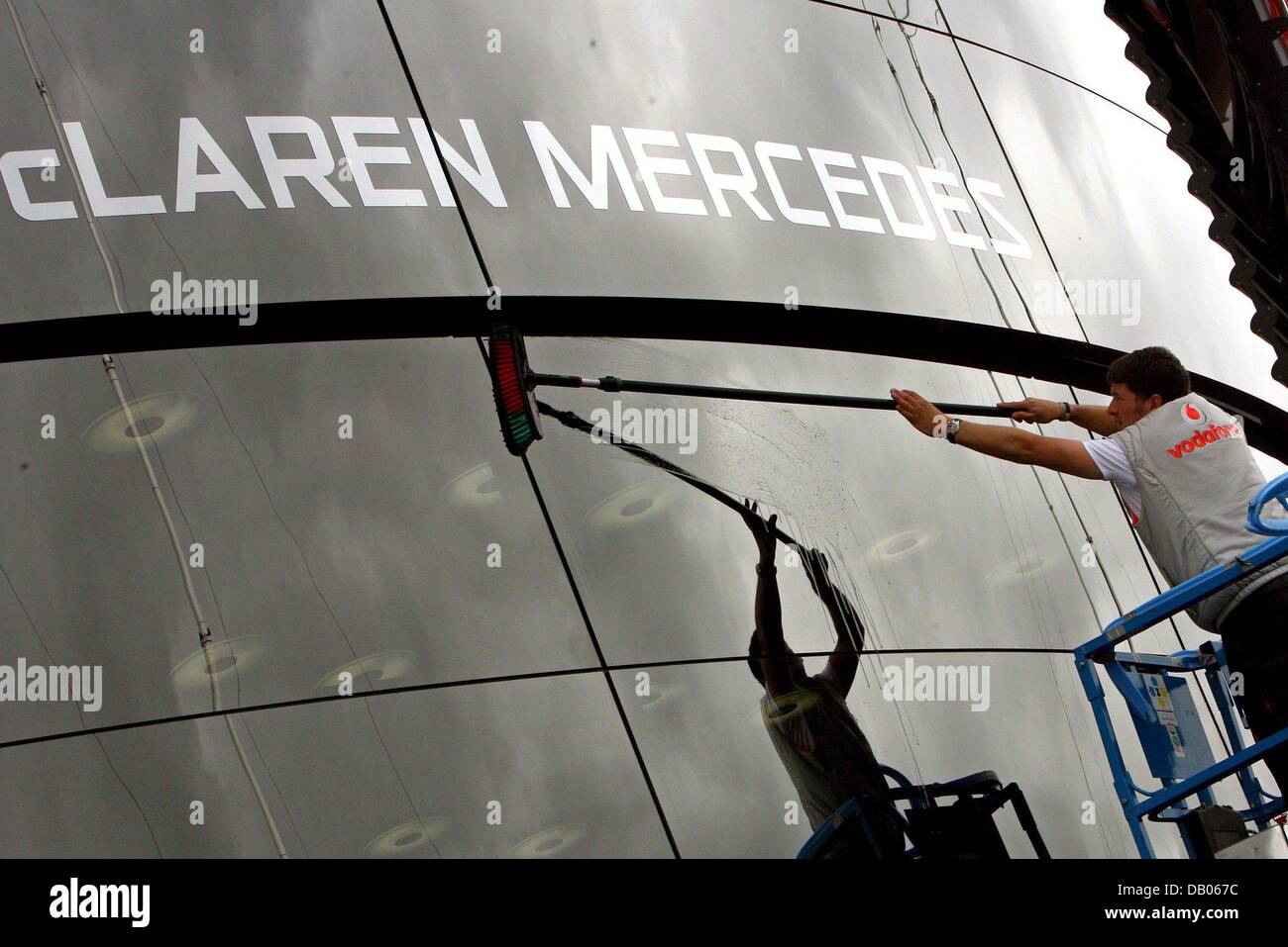 Un team McLaren Mercedes stati pulisce le finestre del team è di nuovo motorhome sul circuito di Silverstone a Silverstone, Regno Unito, 05 luglio 2007. 2007 la Formula 1 Gran Premio di Gran Bretagna si terrà il 08 luglio. Foto: Jens BUETTNER Foto Stock