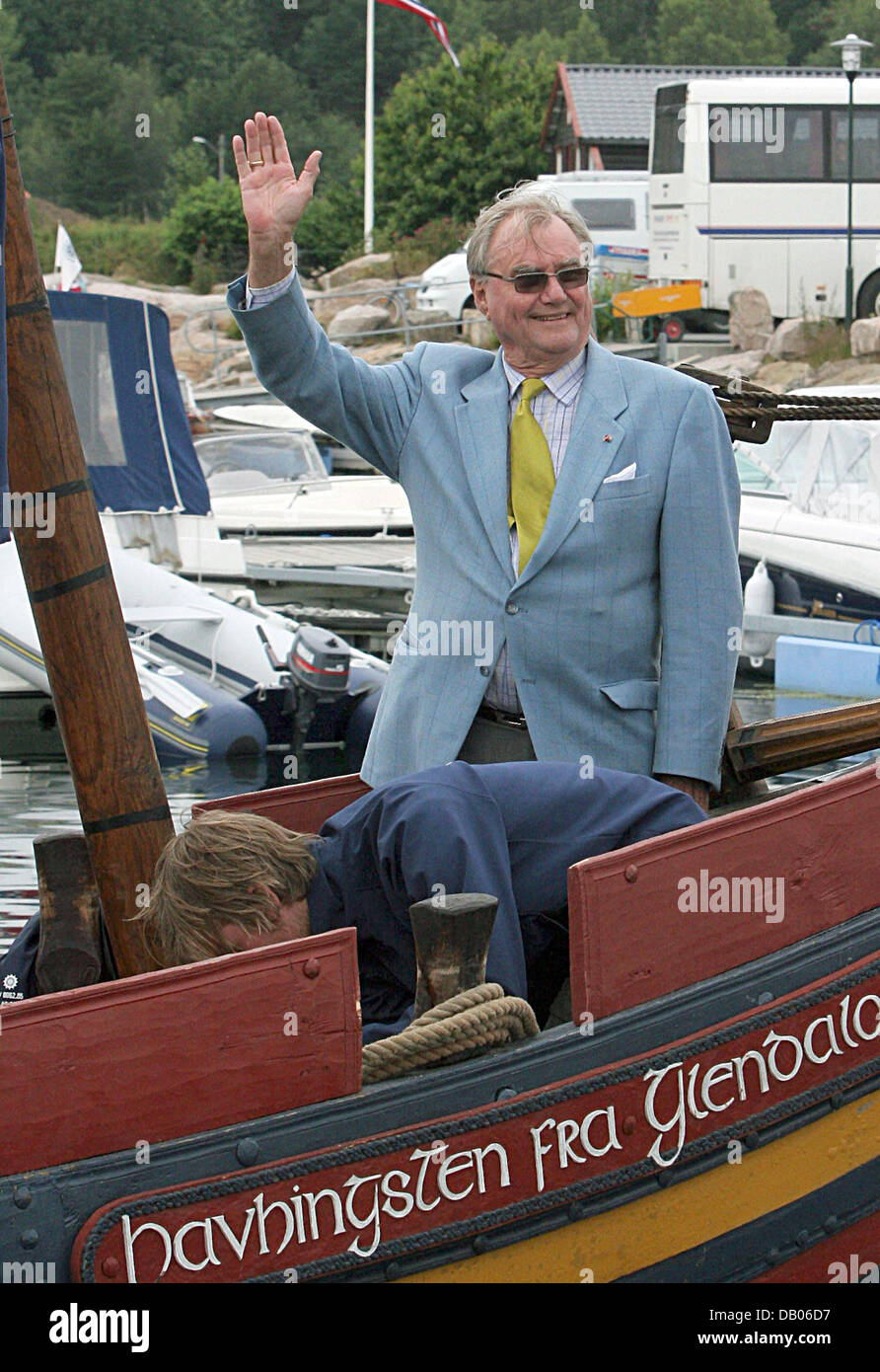 Henrik il Principe Consorte di Danimarca le onde in arrivo per le celebrazioni per la regina Sonja di Norvegia il settantesimo compleanno vicino a Kristiansand, Norvegia, 05 luglio 2007. Foto: Albert Nieboer (PAESI BASSI) Foto Stock