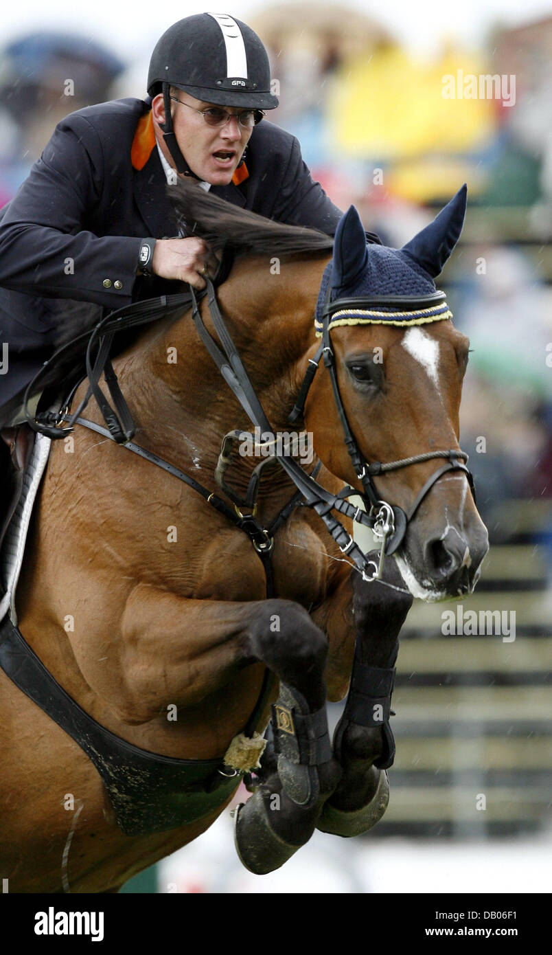 Equestre olandese Albert Zoer e il suo cavallo " Oki Doki' prendere un ostacolo durante il Premio Europa del mondo Festival Equestarian chio di Aachen, Germania, 04 luglio 2007. Foto: Jochen Luebke Foto Stock