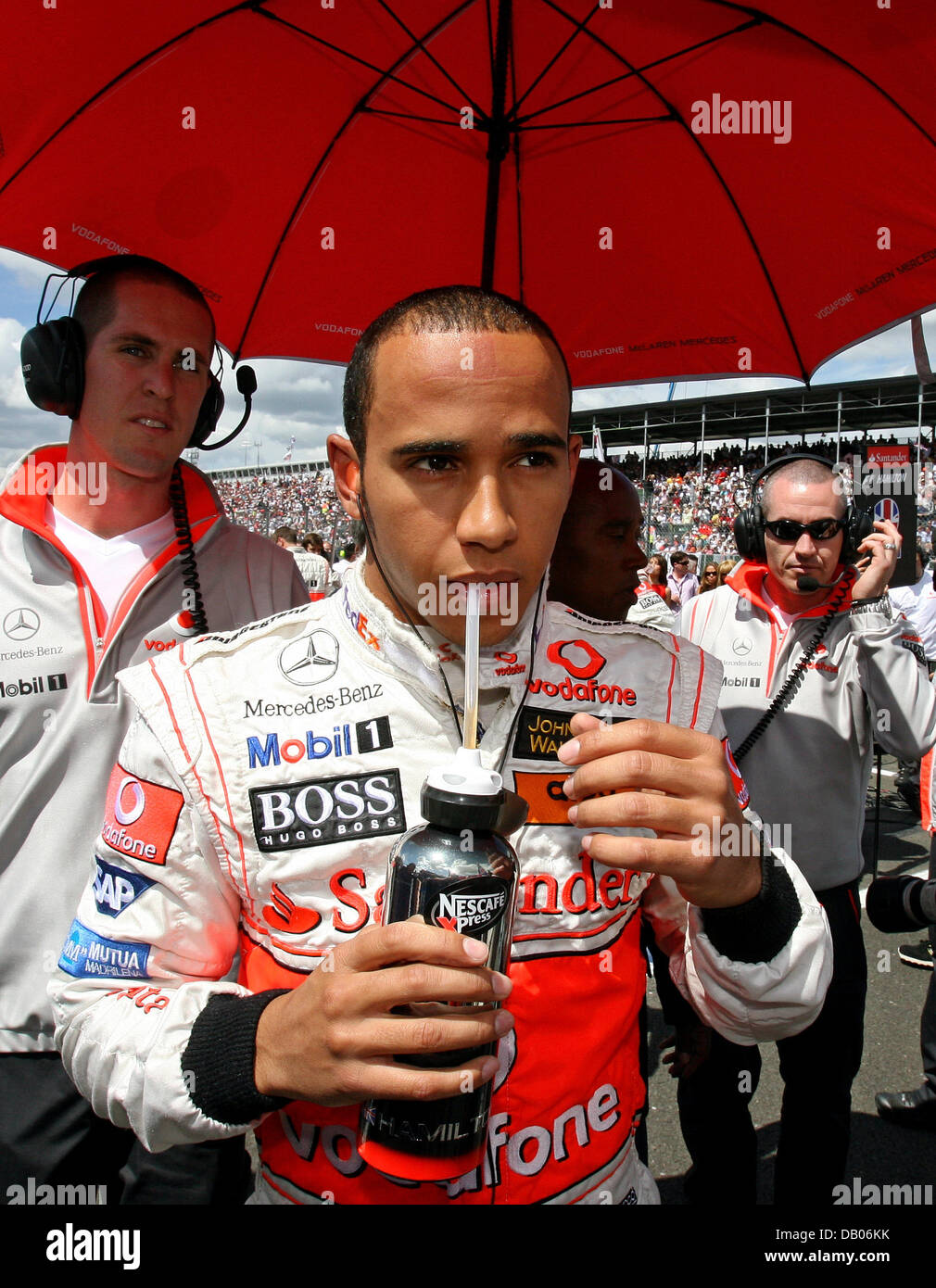 British pilota di Formula Uno Lewis Hamilton della McLaren Mercedes bevande formano una bottiglia prima del Gran Premio di Gran Bretagna a Silverstone race track, Northamptonshire, Regno Unito, domenica 08 luglio 2007. Foto: Jens BUETTNER Foto Stock