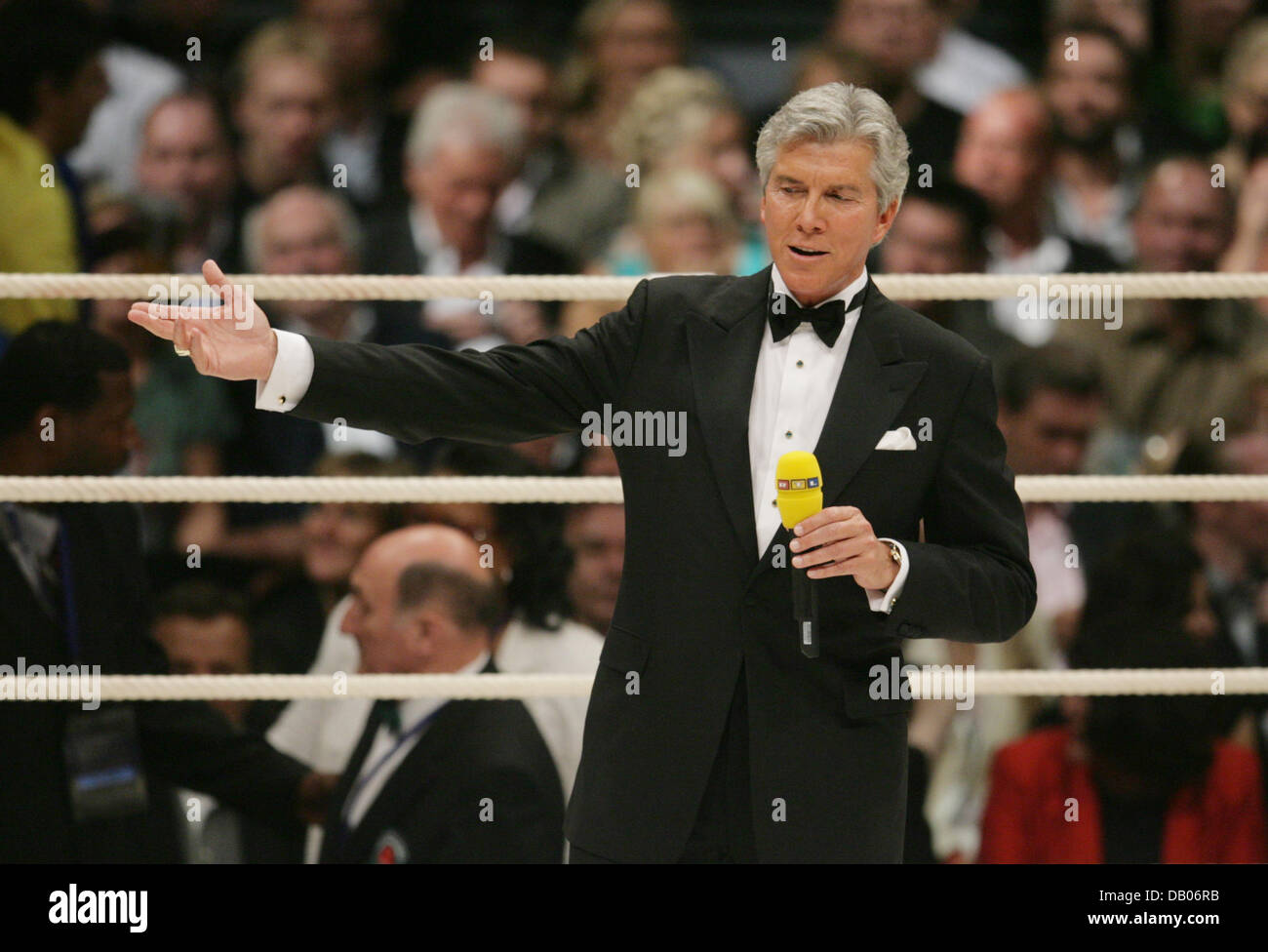 Anello americano annunciatore Michael Buffer annuncia la lotta per la IBF heaveweight titolo Lamon Brewster vs. Wladimir Klitschko, Colonia, Germania, il 7 luglio 2007. Foto: Rolf Vennenbernd Foto Stock