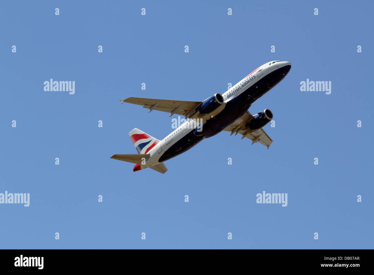 G-EUYG British Airways Airbus A320-232 decolla da CPH KASTRUP Airport, Copenaghen, Danimarca, un assolato pomeriggio estivo. Foto Stock
