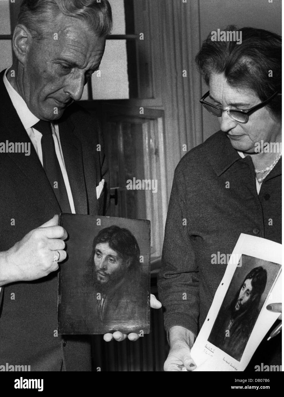 giustizia, crimine, furto, Dr. Cornelius Müller - Hofstede, Dr. Irene Kühnel, con il dipinto di Rembrandt 'la testa di Cristo' che era stato rubato il 12.12.1959 dal Gemäldegalerie Berlino dopo il suo ritorno, ottobre 1961, diritti aggiuntivi-clearences-non disponibile Foto Stock
