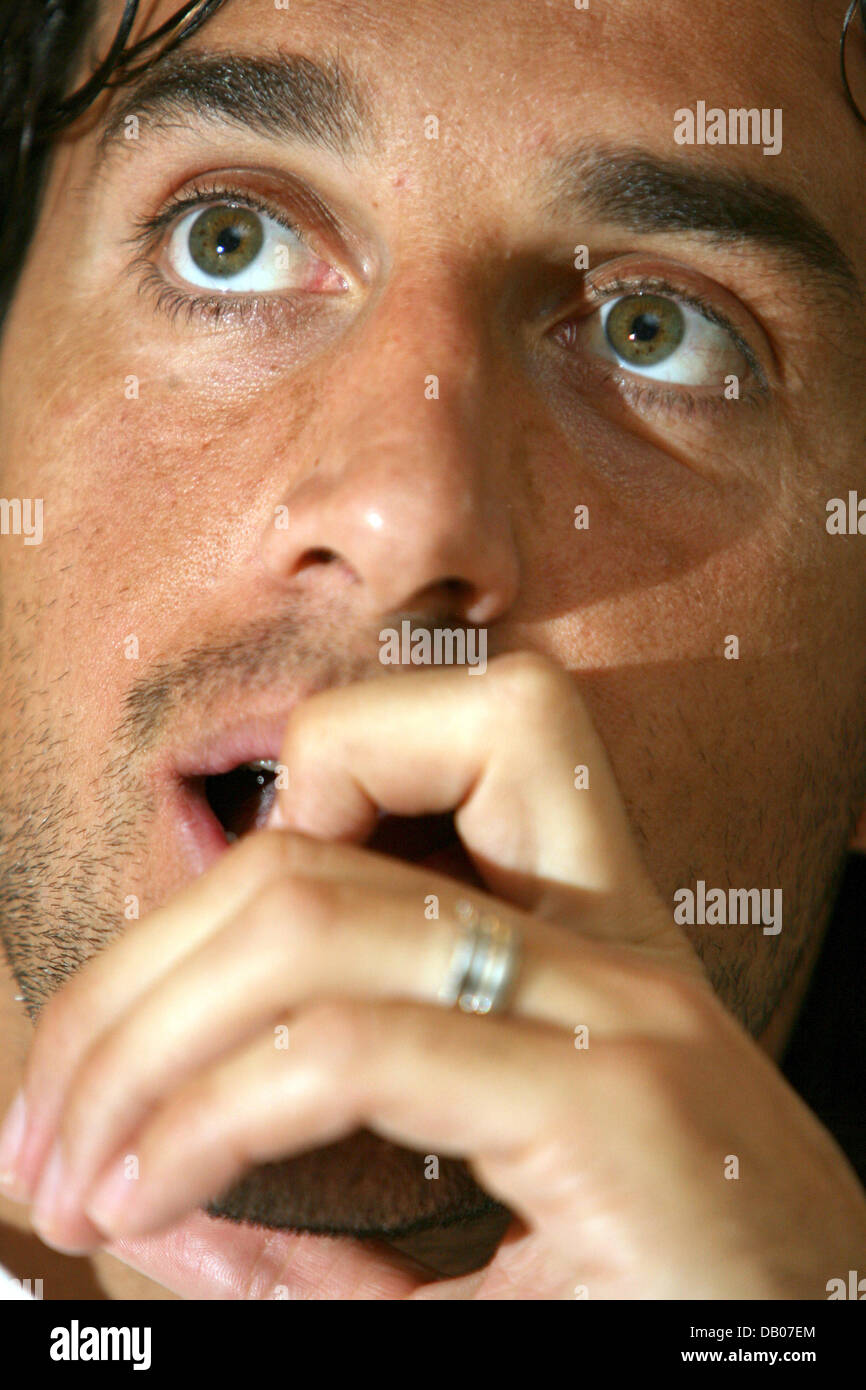 Il Bayern Monaco avanti esordiente Luca Toni è raffigurato in una conferenza stampa a Donaueschingen, Germania, 11 luglio 2007. Fino al 15 luglio 2007 la Bundesliga club ha messo il suo training camp Donaueschingen. Foto: Patrick Seeger Foto Stock