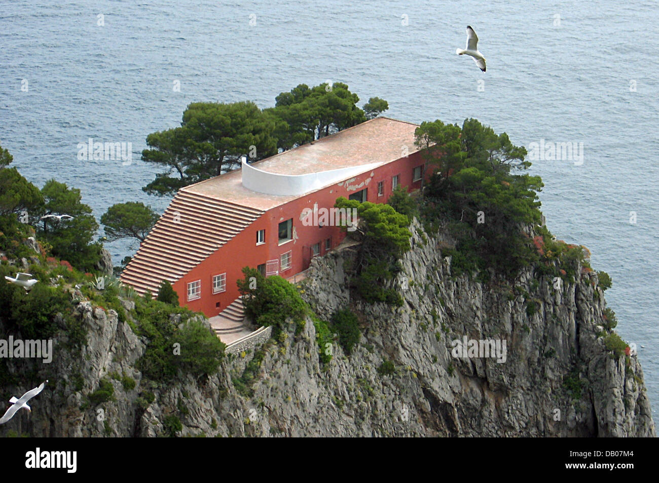 La foto mostra la famosa Casa Malaparte, la casa dello scrittore Curzio Malaparte, sull'isola di Capri, Italia, 19 maggio 2005. Malaparte costruì la villa su Capo Massullo nel 1930 ies e indicato come "una casa come me: Udine, dura, severa" (una casa di mia natura: triste, duro, strict). Anno successivo anela procedimenti legali è di nuovo in proprietà privata dopo che essa è stata voluta Foto Stock