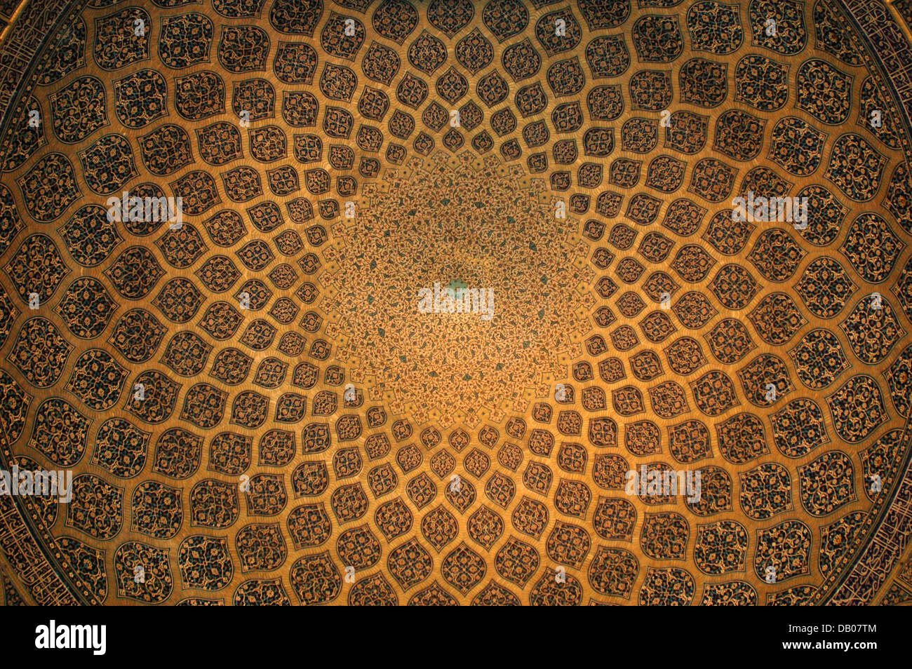 La foto mostra il bellissimo soffitto decorato all'interno lo Sceicco Lotfollah moschea di Shiraz, Iran, 22 aprile 2006. Foto: Tilman la fatturazione Foto Stock