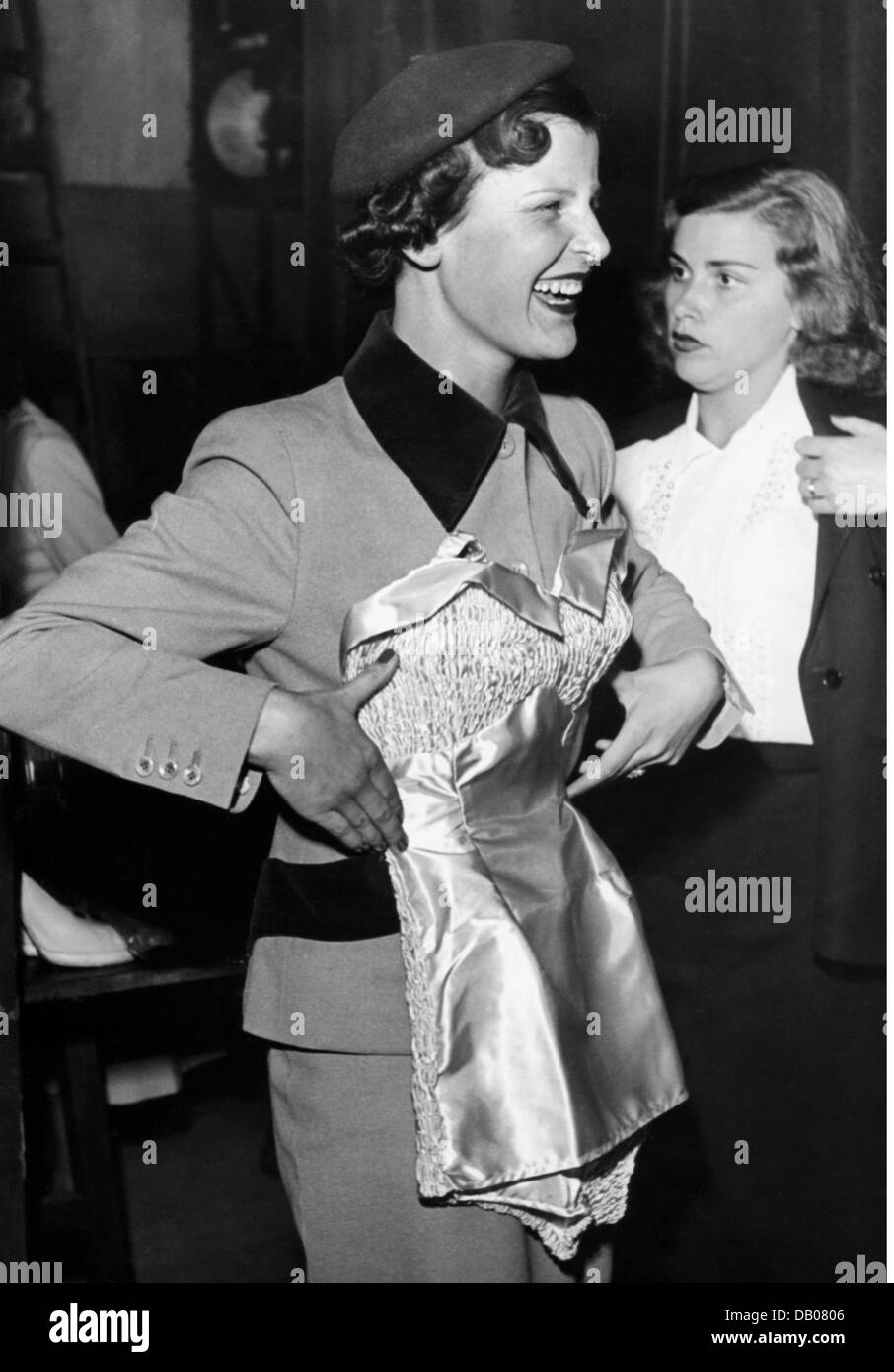 Marks, vera, * 1933, regina tedesca di bellezza e attrice, a metà lunghezza, cercando un costume da bagno, 1951, Foto Stock