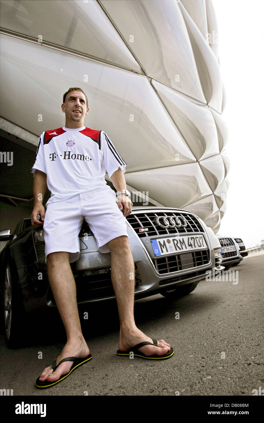 Club della Bundesliga FC Bayern Munich winger di Franck Ribery sorrisi con il suo nuovo personale auto in Monaco di Baviera, Germania, il 18 luglio 2007. La casa automobilistica tedesca Audi è uno dei principali sponsor del club e dota di ogni giocatore con una delle loro vetture. Foto: Tobias Hase Foto Stock