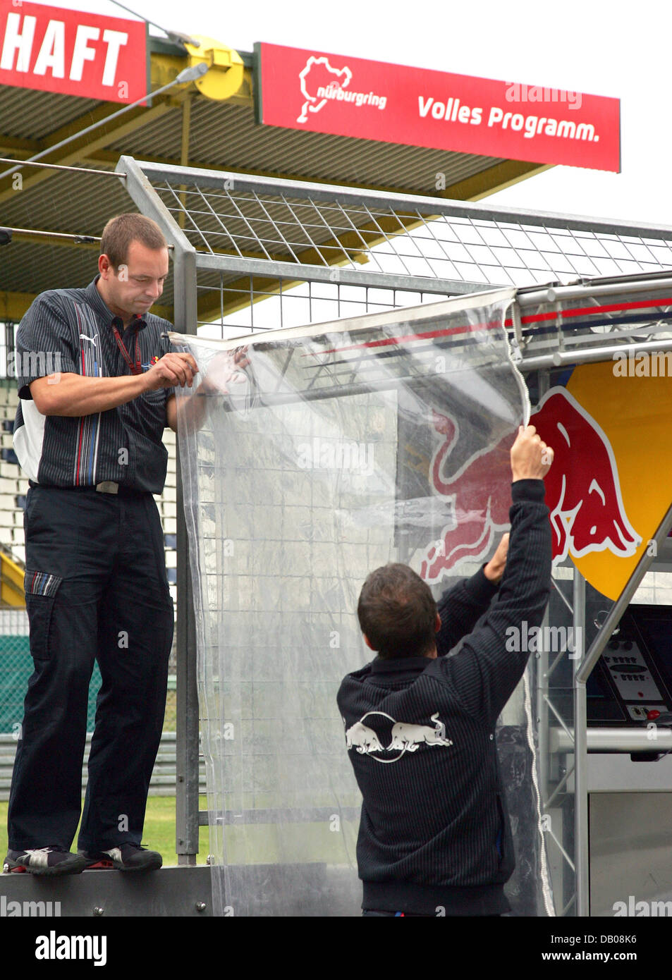 Meccanica della Red Bull F1 Team di attaccare la pioggia rifugi per il supporto di comando sul pitwall del Nuerburgring gara circuito, Germania, 19 luglio 2007. Il Gran Premio di Formula Uno di Europa si svolgerà qui di domenica 22 luglio. Foto: GERO BRELOER Foto Stock