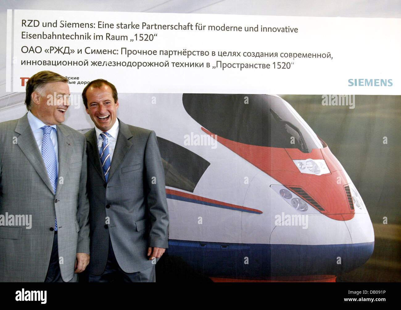 Il Presidente delle Ferrovie Russe Vladimir Yakunin (L) e Nord Reno Westfalian Ministro dei trasporti Oliver Wittke (R) raffigurato all'impianto di Siemens in Krefeld, Germania, 20 luglio 2007. Mentre questa versione di un treno ad alta velocità ICE è ancora dipinta per ferroviaria spagnola, il 'Velaro' modello sarà consegnato alle Ferrovie Russe in pittura differenti per operare la Russia Mosc rotta Foto Stock