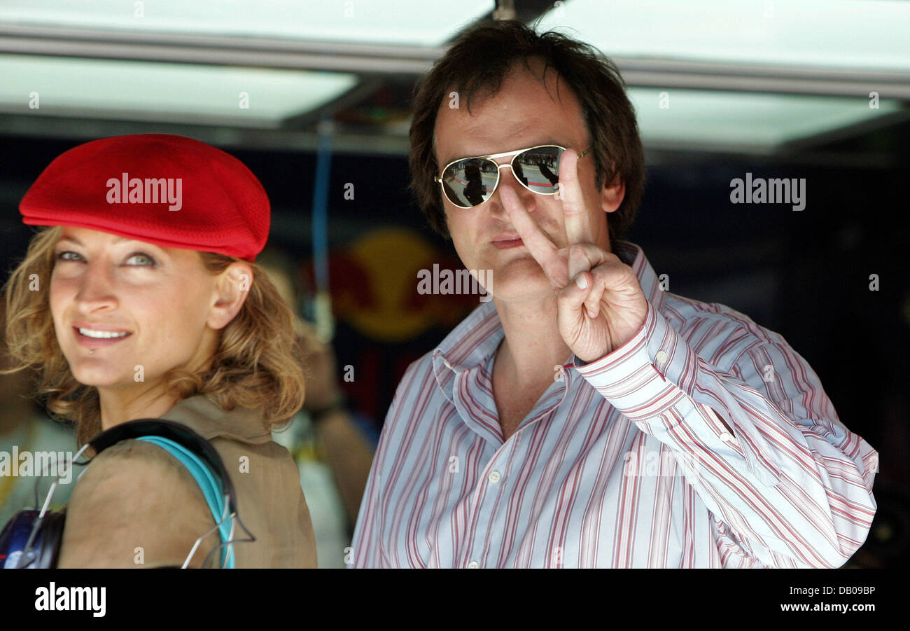 US-regista americano Quentin Tarantino e Nuova Zelanda attrice Zoe Bell pongono nel paddock prima dello start del Gran Premio di Formula Uno di Europa al circuito del Nuerburgring in Nuerburg, Germania, 22 luglio 2007. Foto: CARMEN JASPERSEN Foto Stock