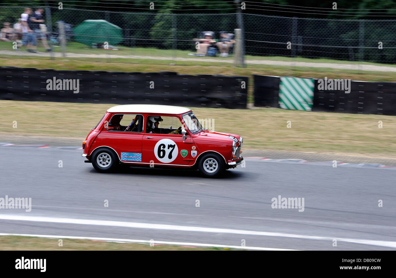 Originale rosso Mini Cooper racing su pista Foto Stock