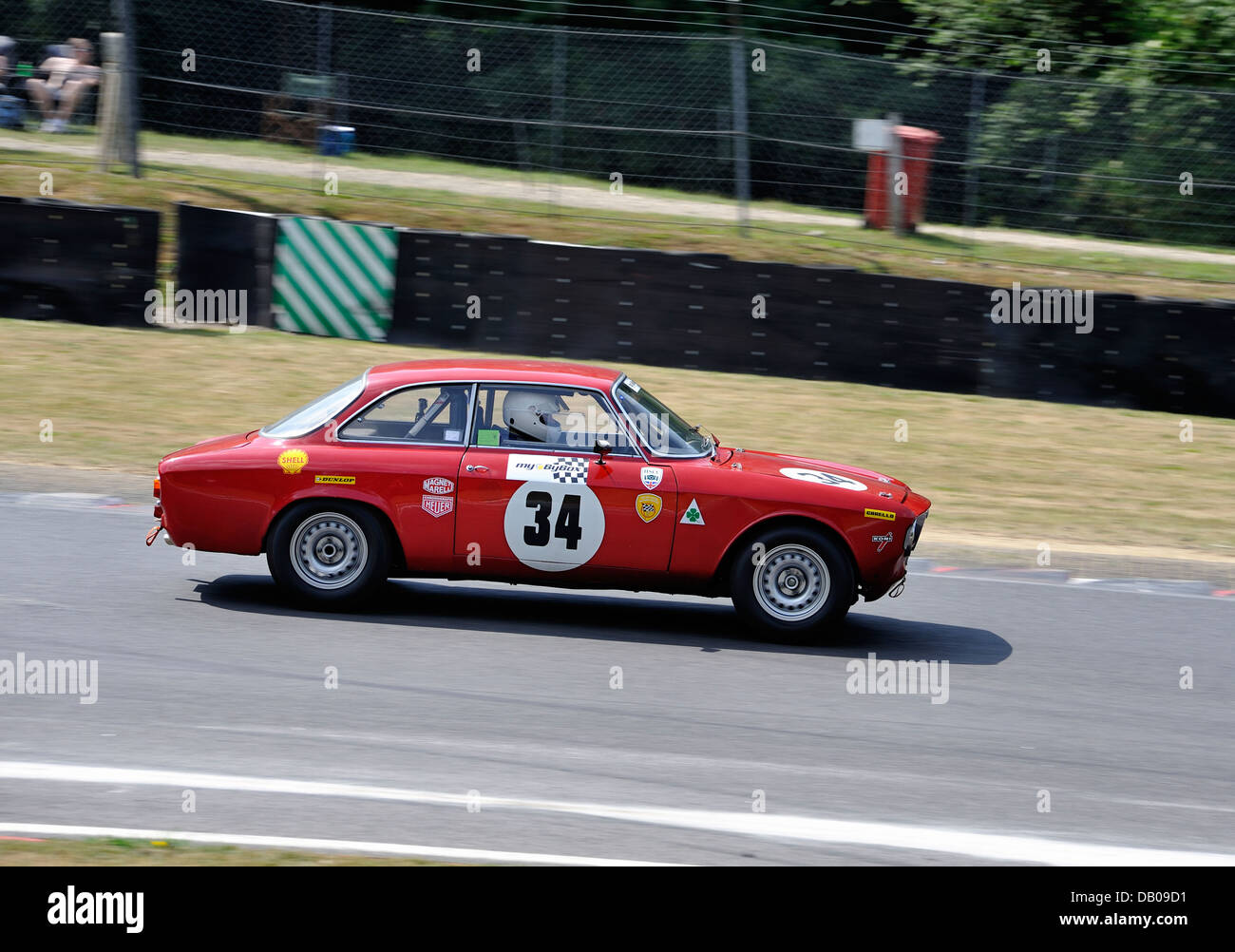 Vecchio Rosso Alfa Romeo racing su pista Foto Stock