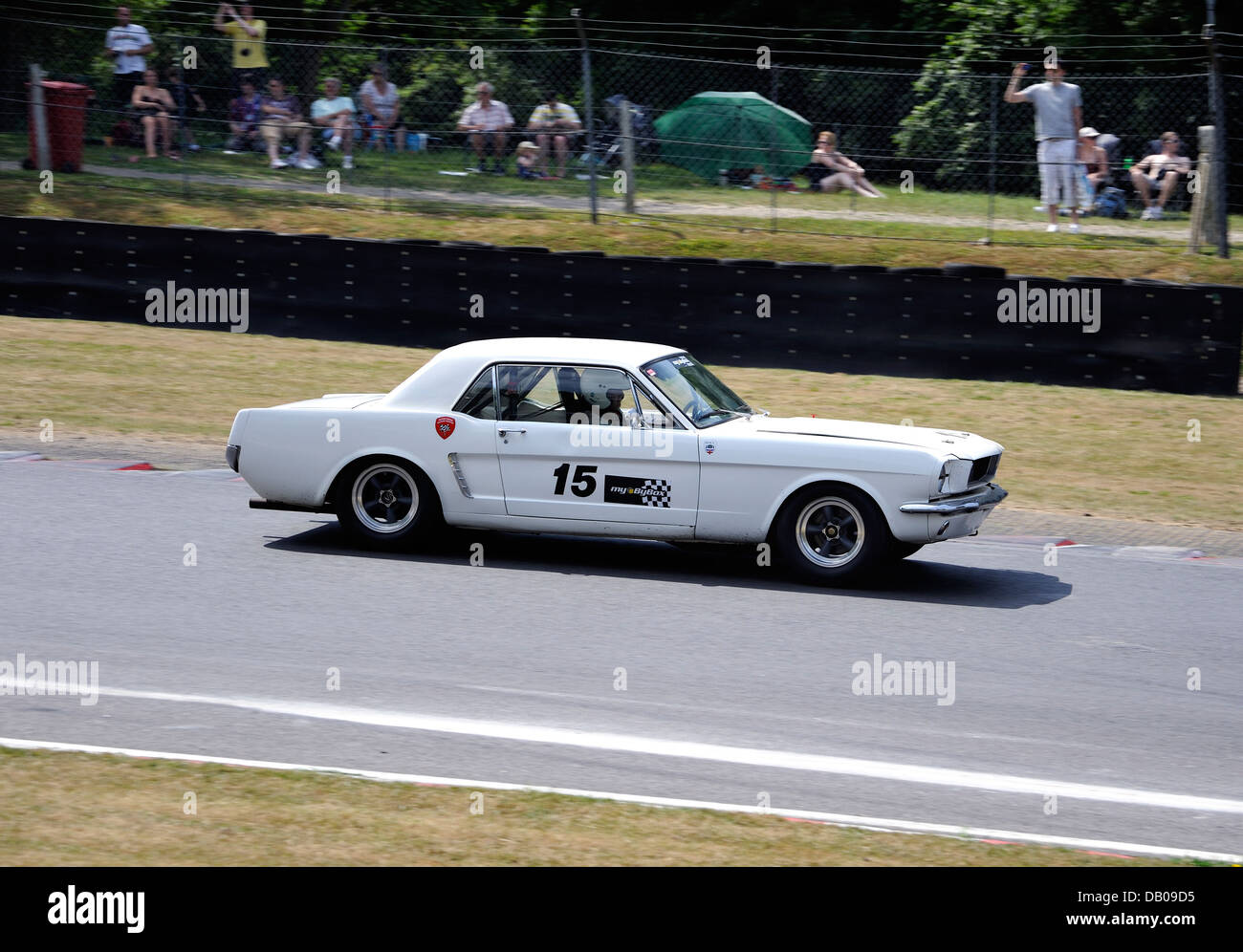 White old Ford Mustang racing su pista Foto Stock
