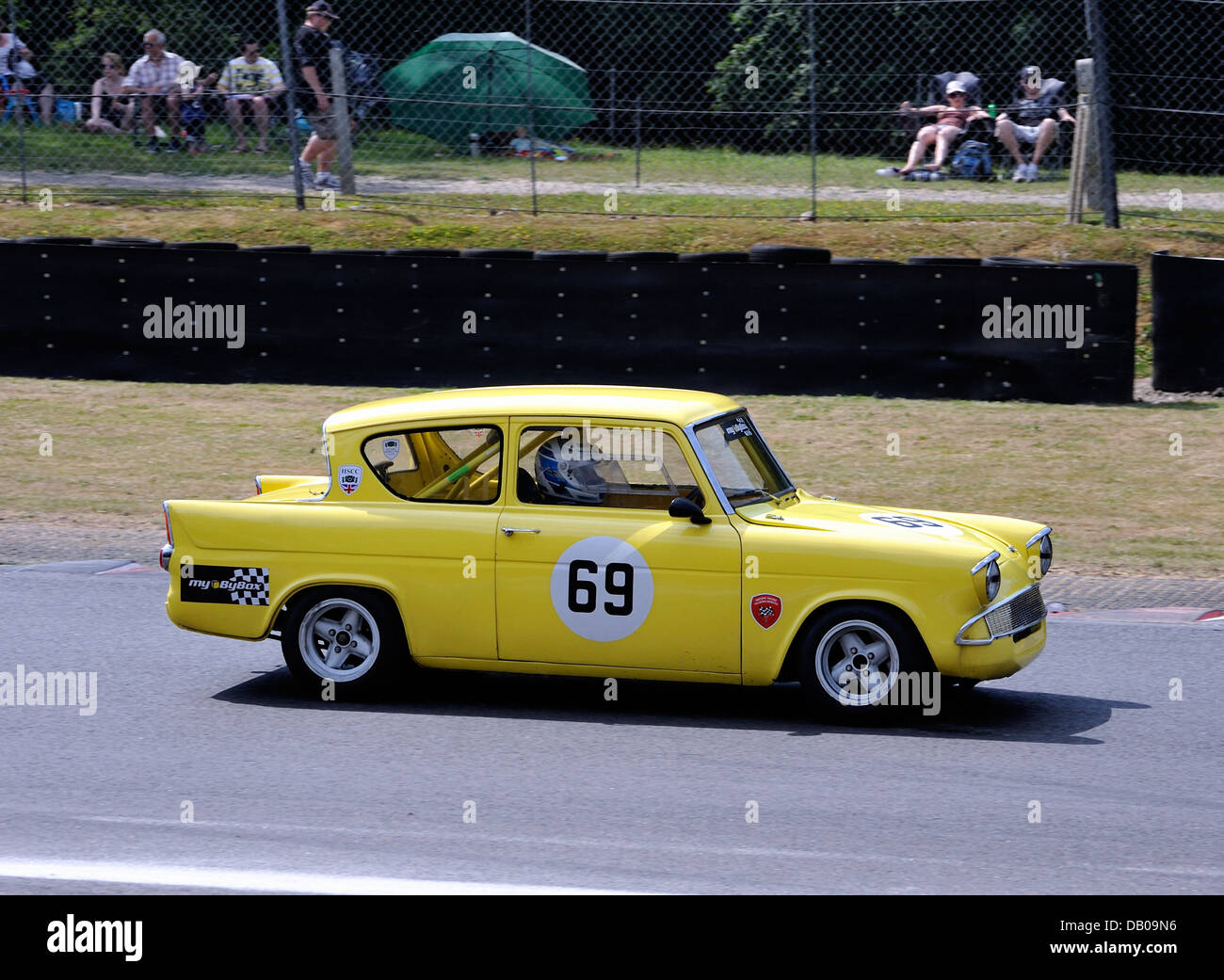 Giallo old Ford Anglia racing su pista Foto Stock
