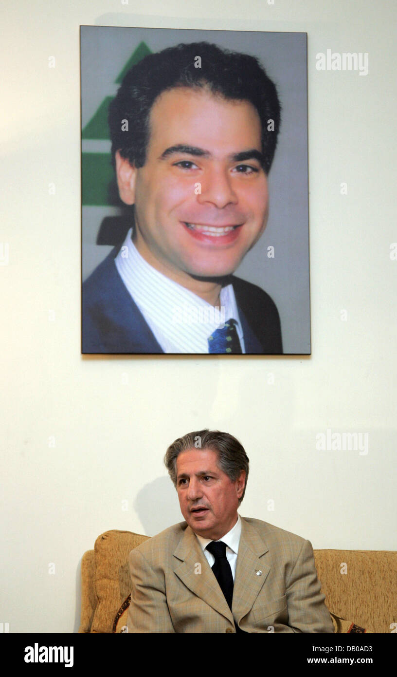 Il presidente del partito Kataeb ed ex presidente del Libano e Amine Gemayel è raffigurato sotto una fotografia del suo figlio Pierre Gemayel al palazzo di famiglia Bikfaya vicino a Beirut, il 19 luglio 2007. Gemayel fu Presidente del Libano dal 1982 al 1988. Il suo figlio Pierre, l allora ministro dell'industria, era assasinated nel novembre 2006. Foto: Rainer Jensen Foto Stock