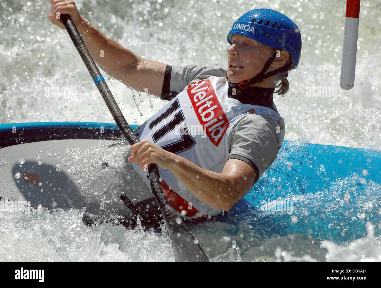 La foto mostra Stepanka Hilgertova della Slovacchia nell'acqua durante un acqua bianca evento di slalom ad Augsburg, Germania, 15 luglio 2007. Foto: Stefan Puchner Foto Stock