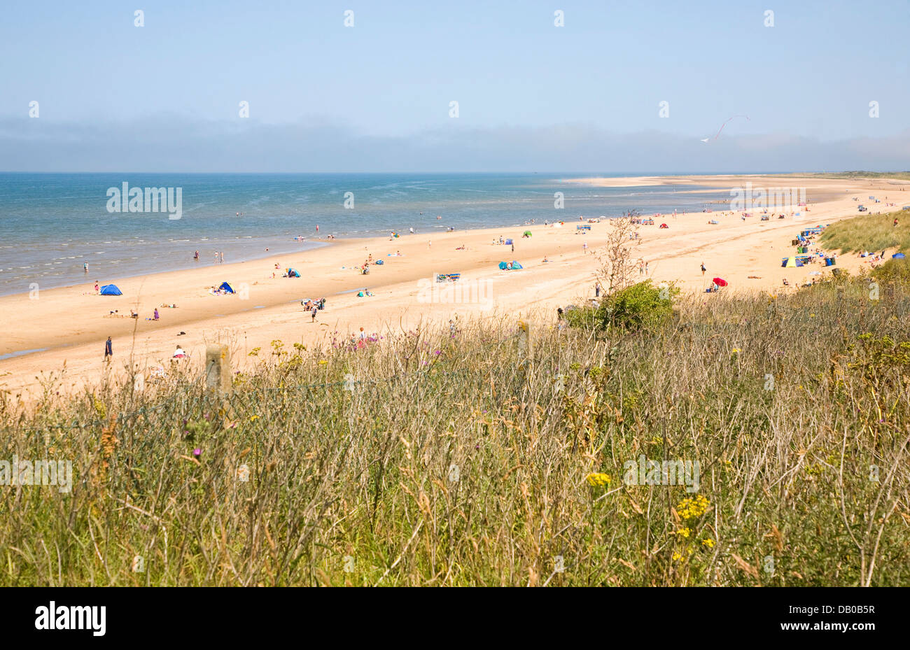 Persone su vasta spiaggia sabbiosa Hunstanton Norfolk Inghilterra Foto Stock