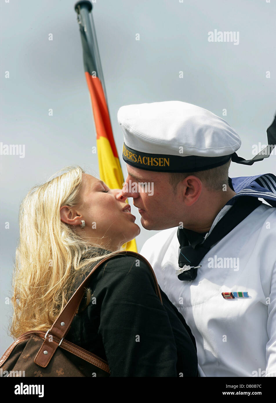 Caporale Torben Behrmann baci di sua moglie Jessica sulla fregata "Niedersachsen" dopo che la nave da guerra di homecoming presso la base navale di Wilhelmshaven, Germania, 28 luglio 2007. La nave ha restituito dopo che era stata patroling le acque costiere offshore in Libano per sei mesi come parte dell'operazione di UNIFIL nel Mediterraneo. La sua missione era di prevenire potenziali armi contrabbandare in Lebano Foto Stock