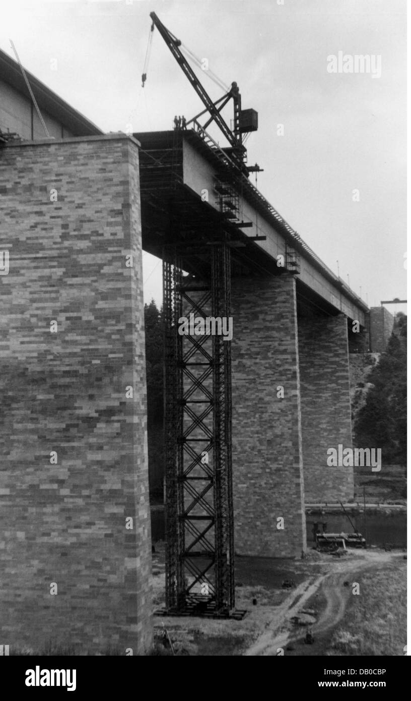 Periodo post-bellico, ricostruzione, Germania, ponte della valle di Werra, Hedemuenden, bassa Sassonia, 28.7.1952, valle di Werra, Autobahn A7, autostrada, costruzione di ponti, architettura, ponti, costruzione, costruzione, in costruzione, molo ponte, moli ponte, gru, gru, Germania occidentale, Germania, 1950, 50, 20° secolo, storico, Hedemunden, Hedemünden, diritti aggiuntivi non disponibili Foto Stock