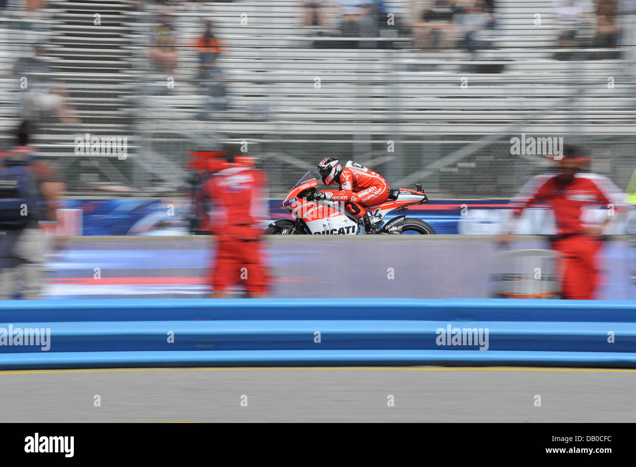 Monterey, California, USA. 21 Luglio, 2013. Ducati Team Rider Andrea Dovizioso d'Italia (4) durante il warm up per il 2013 Red Bull U.S. Grand Prix. Credito: Scott Beley/ZUMAPRESS.com/Alamy Live News Foto Stock