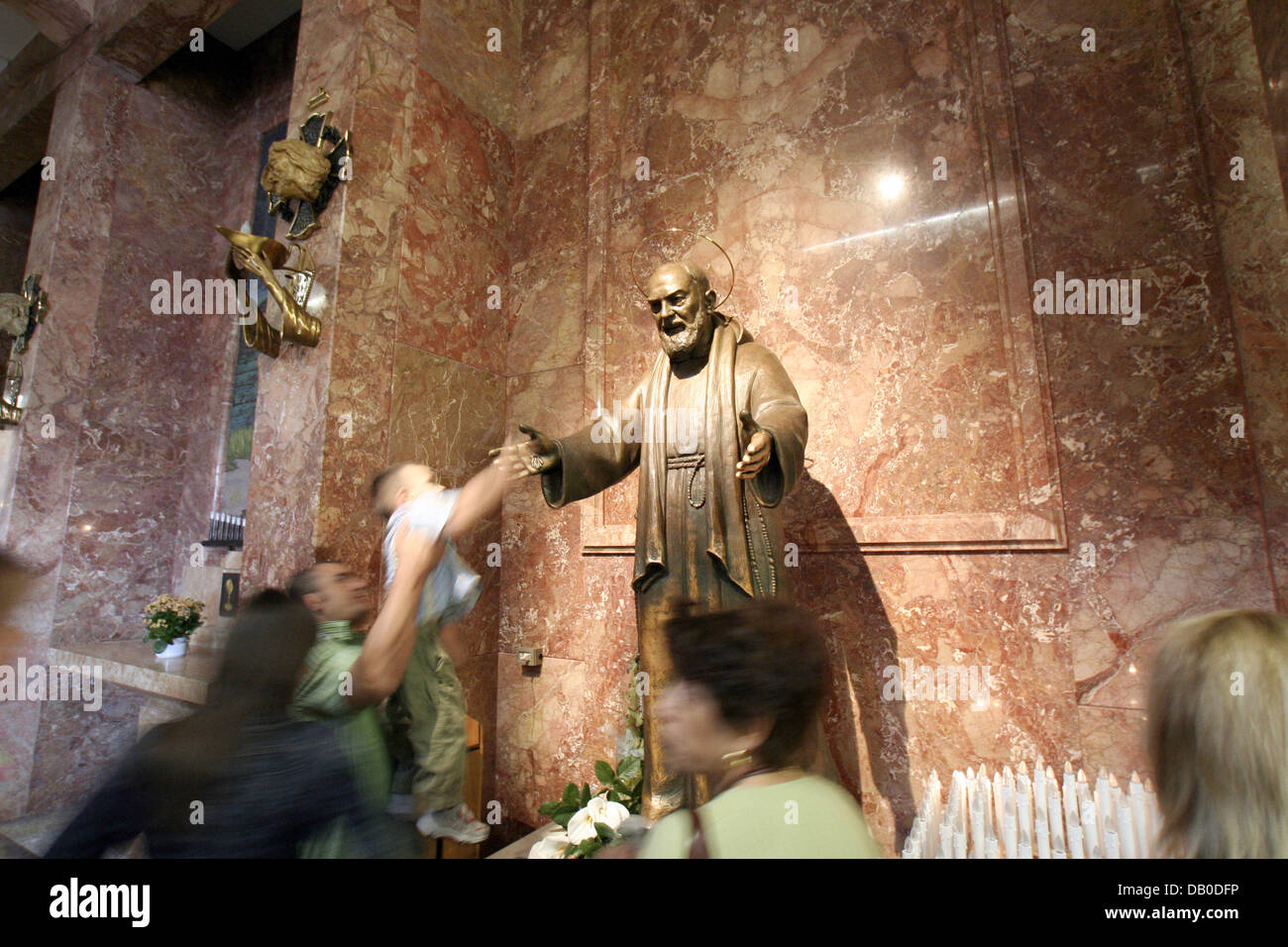 Una scultura di Padre Pio è raffigurato all'Abbazia di San Giovanni Rotondo, Italia, 12 maggio 2007. Padre Pio, nato come Francesco Forgione il 25 maggio 1887 presso la vicina città di Benevento, morì il 23 settembre 1968. Egli è stato cannonized nel 2002. Con molti miracoli a lui attribuite a Padre Pio è venerato come un santo nazionale in Italia. Foto: Lars Halbauer Foto Stock