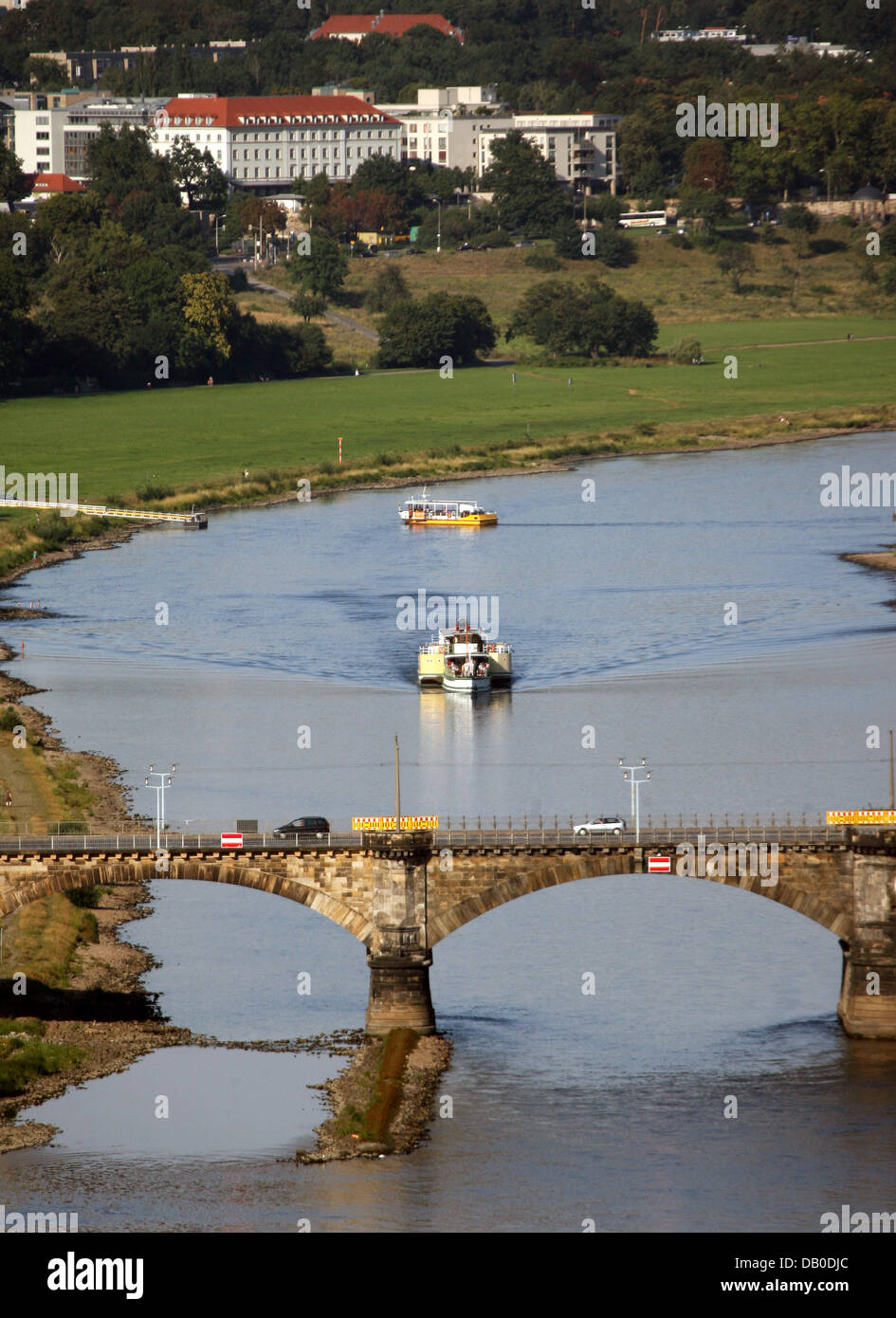 La foto mostra la Valle dell'Elba a Dresda, Germania, 06 agosto 2007. Il controverso ponte costruzione dovrebbero iniziare il 13 agosto 2007. In tal caso, UNESCO considera la cancellazione di La Valle dell'Elba e Dresda onorevole titolo, "Sito Patrimonio Mondiale dell'Umanità". Foto: Ralf Hirschbergee Foto Stock