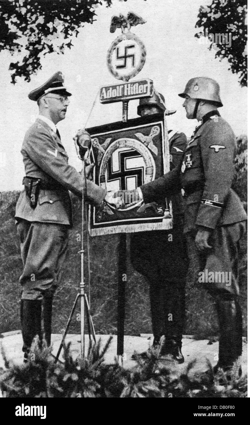 Himmler, Heinrich, 7.10.1900 - 23.5.1945, politico tedesco (NSDAP), full length, Reichsfuehrer-SS 6.1.1929 - 24.4.1945, presenta un nuovo standard al Leibstandarte 'Adolf Hitler', 1940, a destra: SS-Obergruppenfuehrer Josef 'ppe' Dietrich, Foto Stock