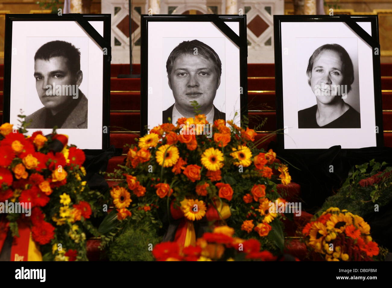 Foto di tre poliziotti tedeschi uccisi in Afghanistan sono presentati presso la Cattedrale di Berlino, Germania, 18 agosto 2007. Obsequies pubblica sono stati celebrati per i poliziotti che sono stati uccisi in un attacco di mercoledì (15 agosto) come hanno guidato i loro veicoli in cariche di esplosivo a Kabul. Foto: Axel Schmidt Foto Stock