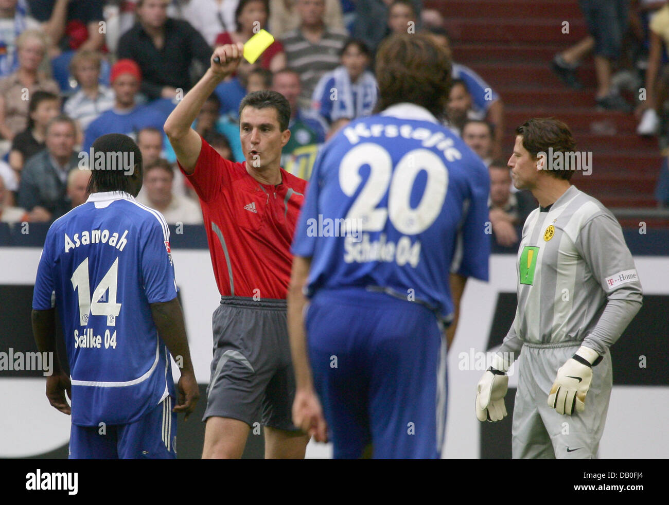 Arbitro Knut Kircher (2-L) libri entrambi Schalke di Gerald Asamoah (L) e Dortmund Portiere Roman Weidenfeller (R) per argomentando dopo un duello in Bundesliga derby scontro FC Schalke 04 vs Borussia Dortmund al Veltins Arena di Gelsenkirchen (Germania), 18 agosto 2007. In seguito agli avvenimenti del derby scontro in cui Schalke sezionate archenemy Dortmund 4-1, Tedesco Football Association Foto Stock