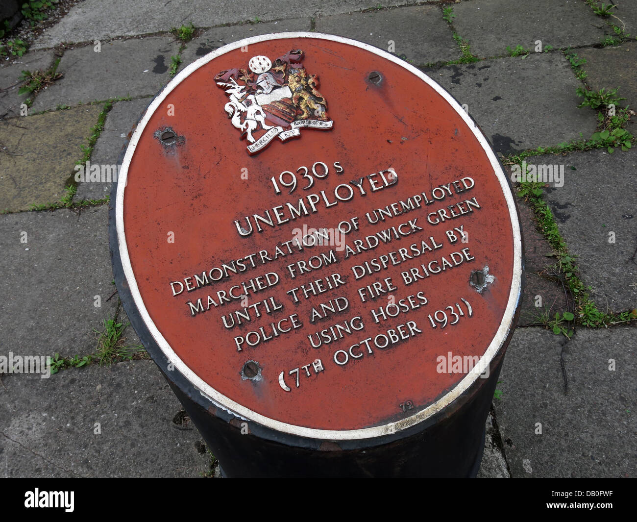 Placca rossa commemorativo degli anni trenta disoccupati in Ardwick Manchester . Dimostrazione di disoccupati hanno marciato da Ardwick Green Foto Stock